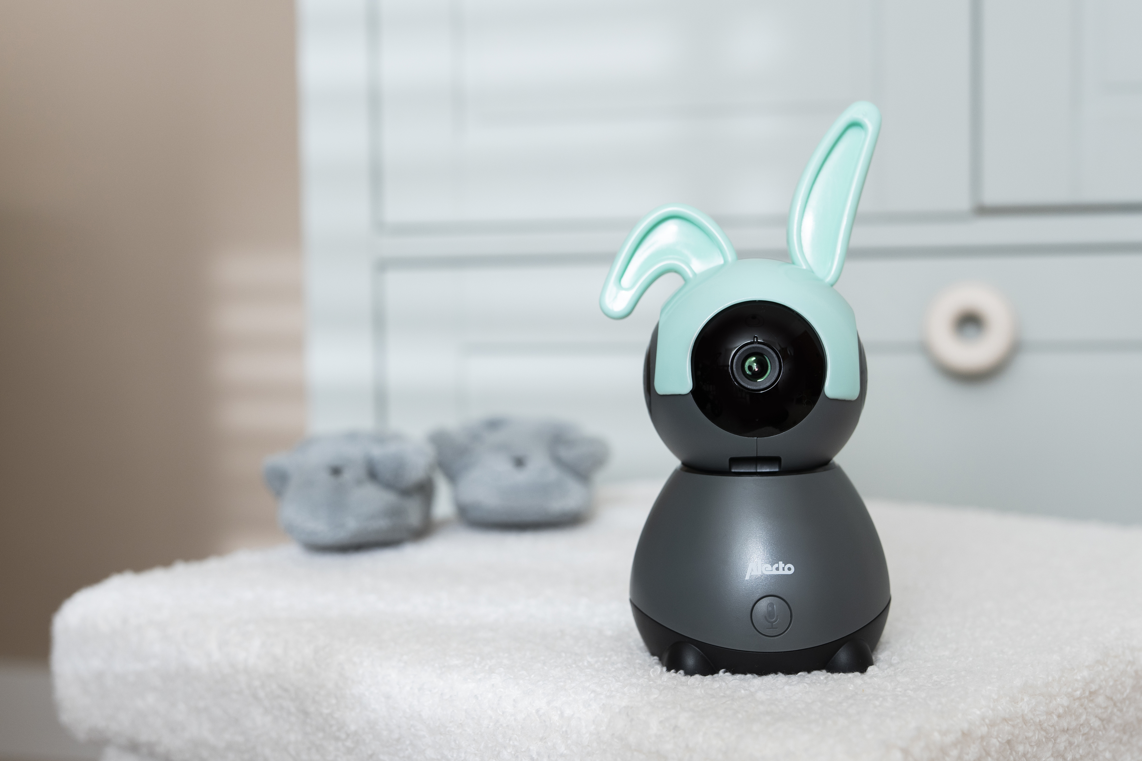 Babyfoon met een camera in de vorm van een konijn en twee knuffels.