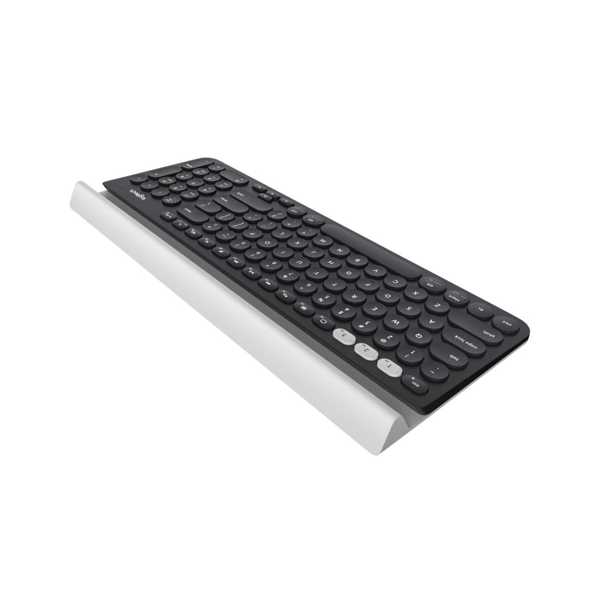 Un teclado Logitech negro con reposamuñecas blanco, visto en ángulo.