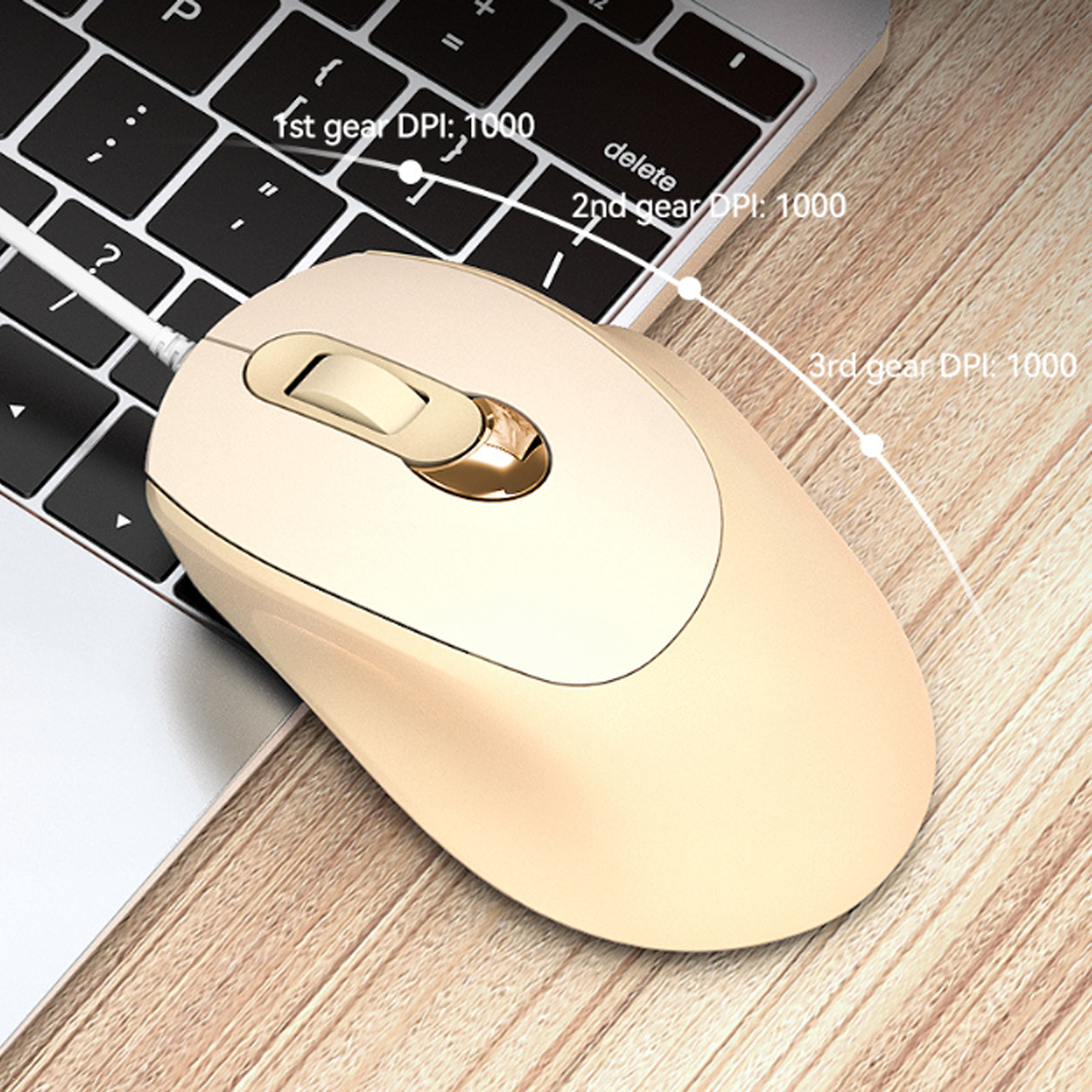 Ratón beige en escritorio de madera, con ajustes de DPI.