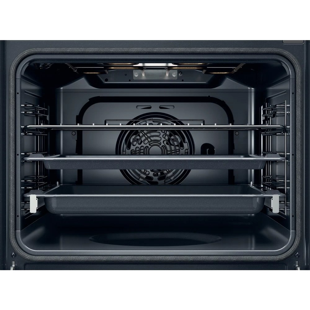 Interior de un horno con una rejilla y una bandeja, iluminado en un ambiente oscuro.