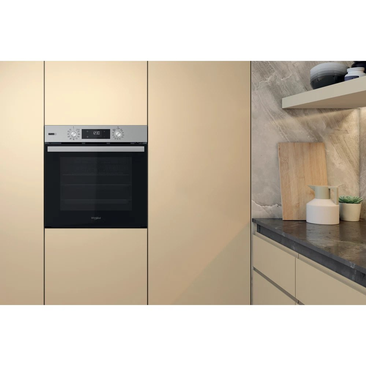 Un horno empotrado en un armario de cocina con una pantalla de reloj que muestra las 12:30.