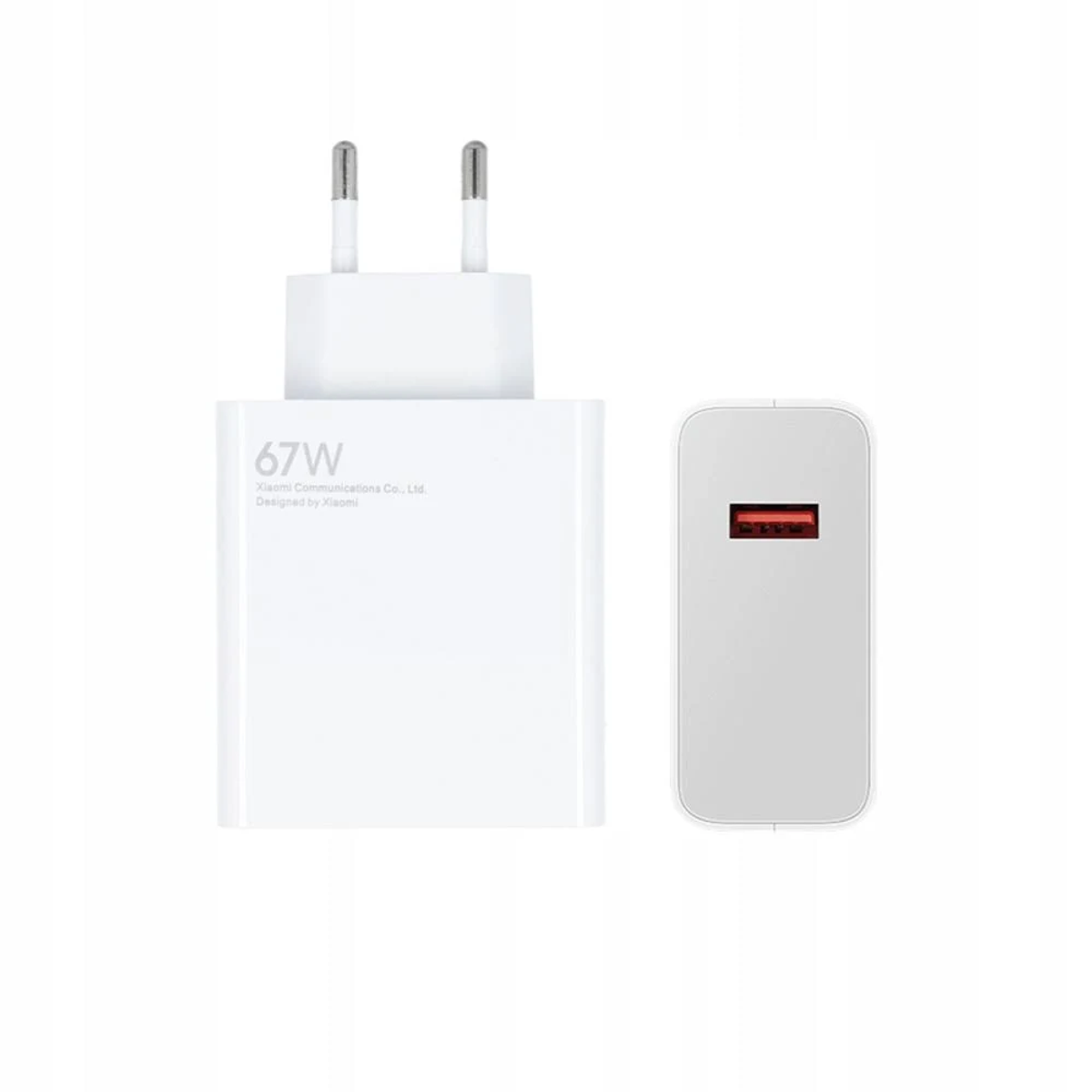 Cargador blanco con etiqueta de 67W y enchufe. Se ve un pequeño puerto de carga marcado en rojo.