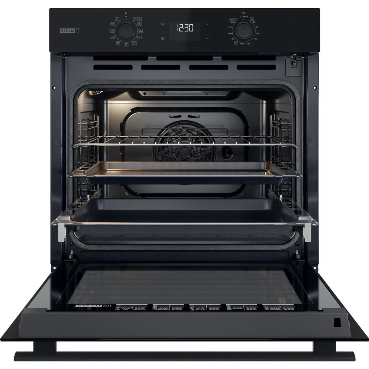 Un forno nero aperto con vassoi all'interno. Il pannello di controllo è in alto con un display digitale.