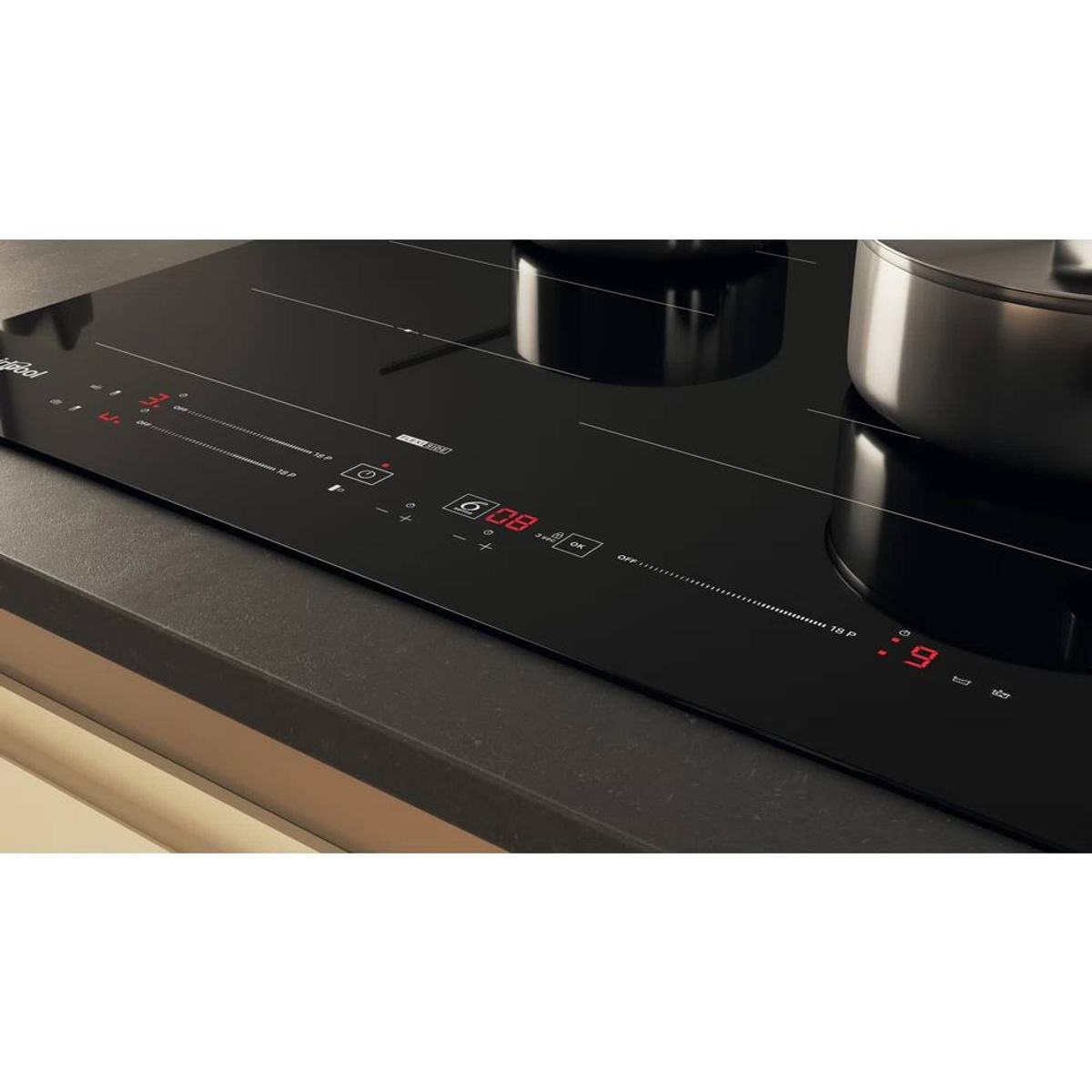 Zbliżenie czarnej płyty indukcyjnej z dwoma garnkami. Wyświetlacz cyfrowy pokazuje 08 i 9.