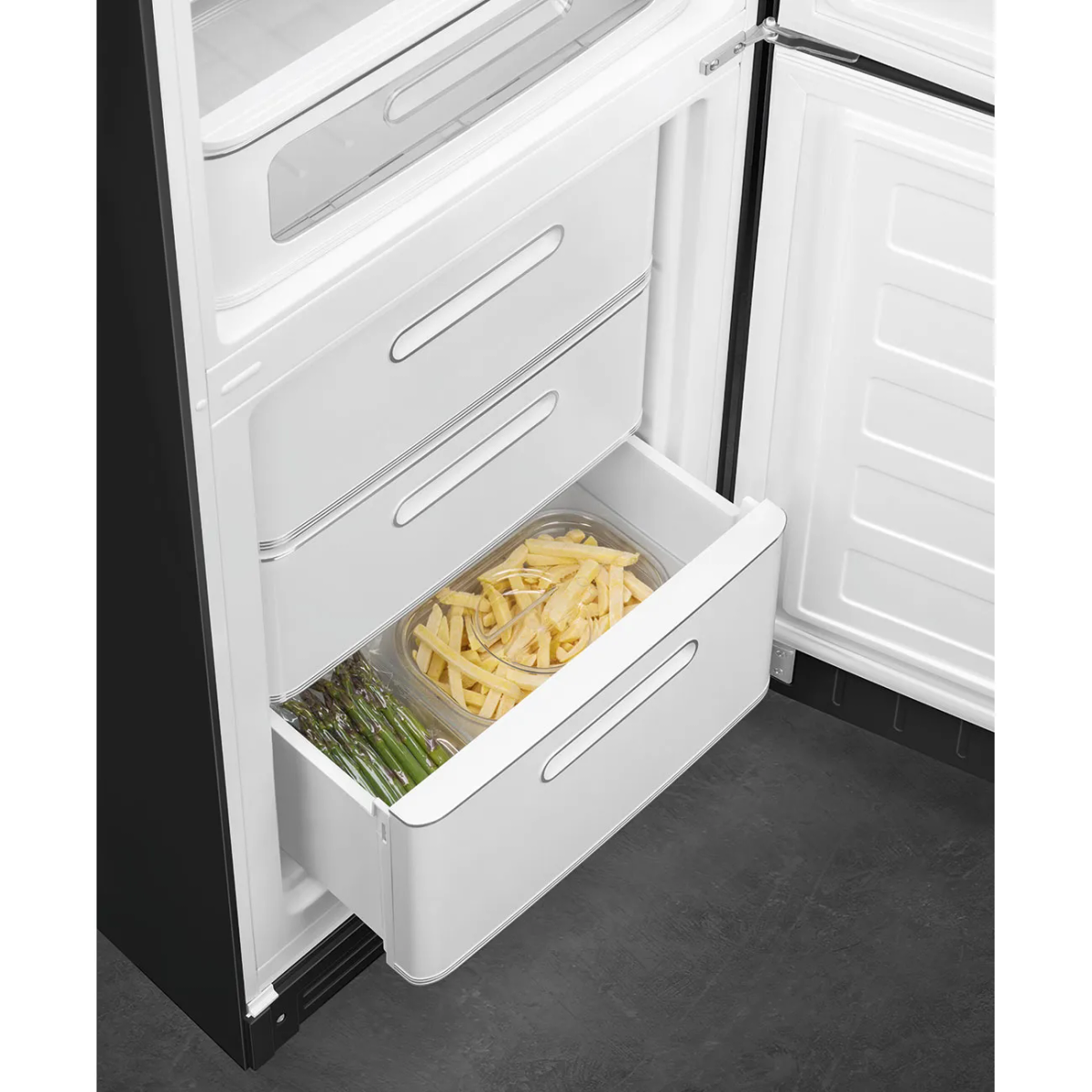 Kühlschrankinnenraum. Schubladen mit Spargel, Pommes Frites und anderen Lebensmitteln.