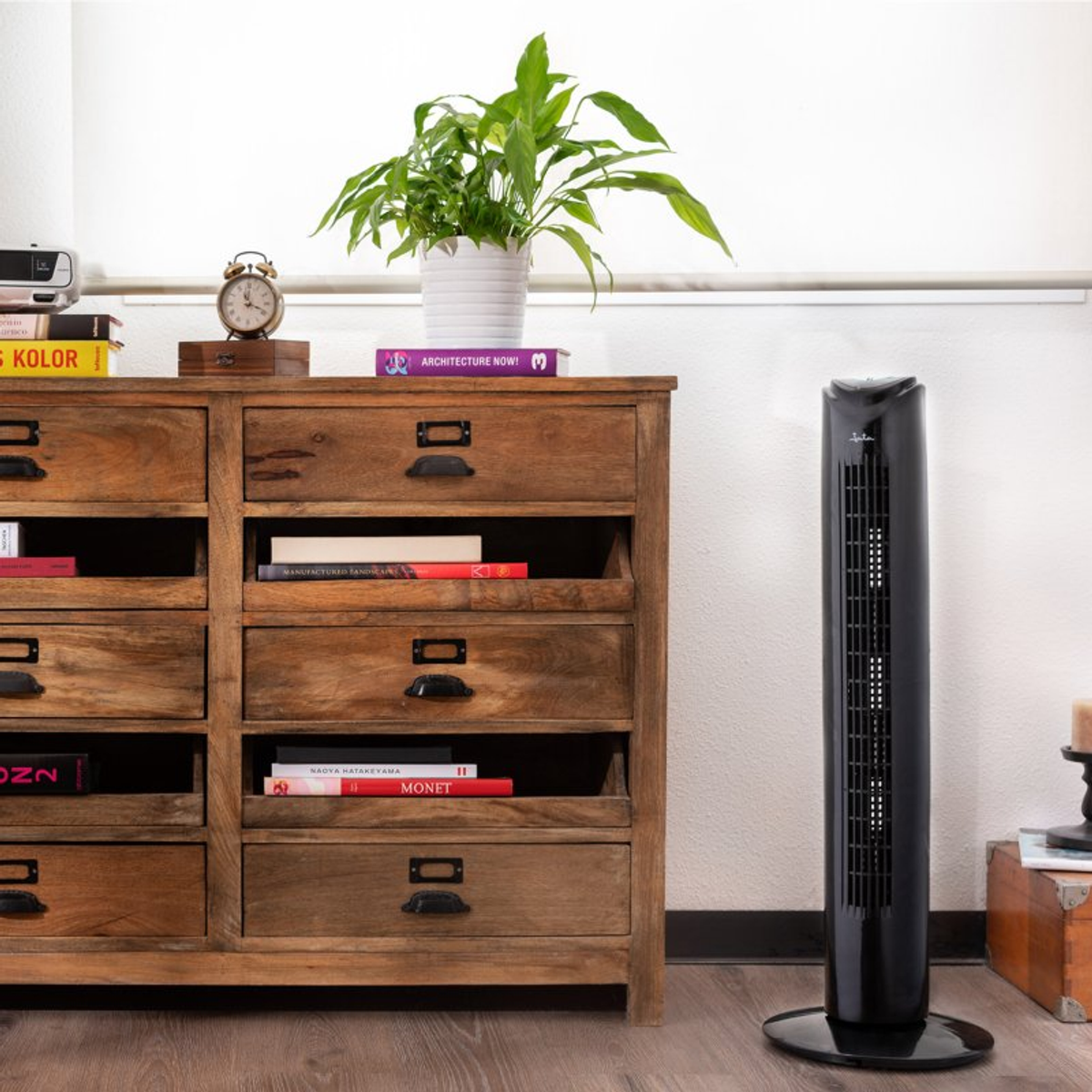 Osoba gra w grę na komputerze z monitorem i klawiaturą.