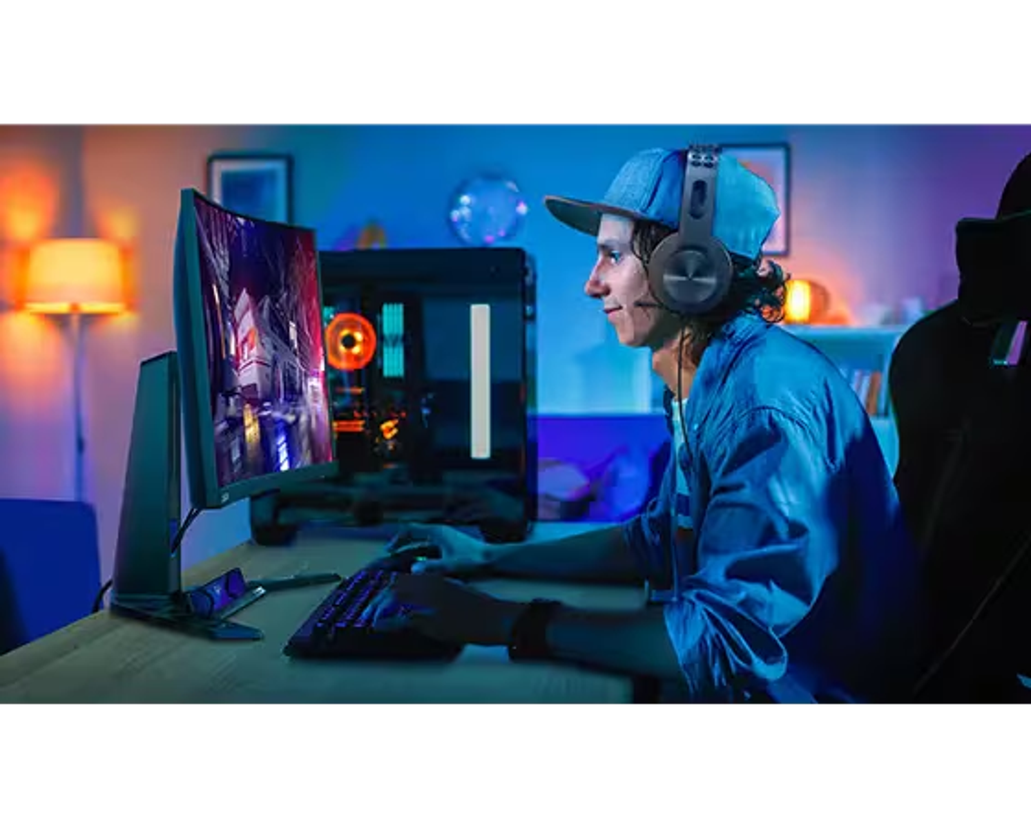 Czarny monitor wyświetlający malowniczy krajobraz wodospadu.