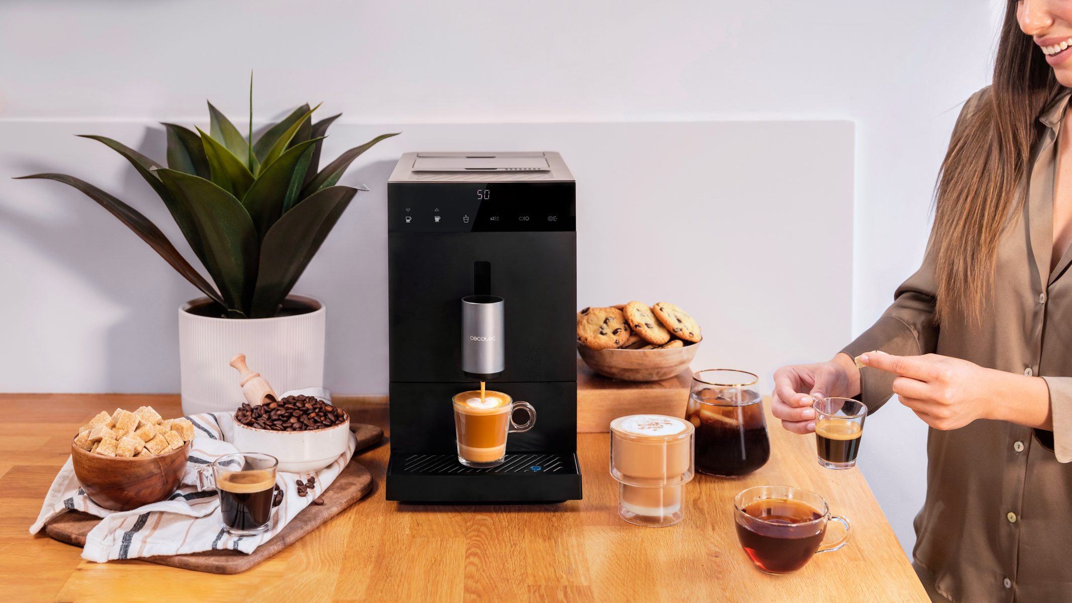 Ekspres do kawy dozujący kawę do szklanki, z różnymi elementami kawowymi.