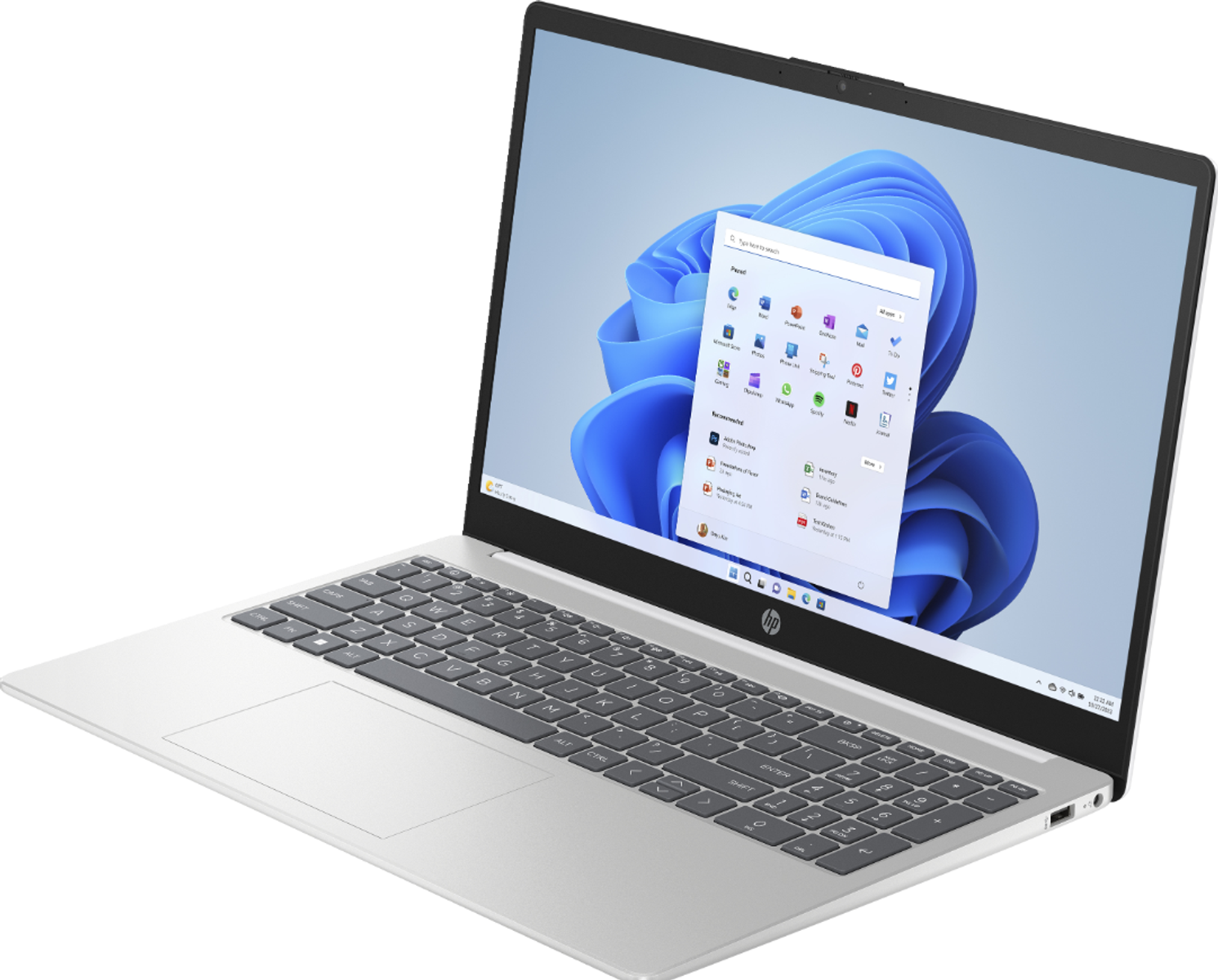 Silberner Laptop auf einer weißen Oberfläche, mit einer Windows 11-Oberfläche auf dem Bildschirm.