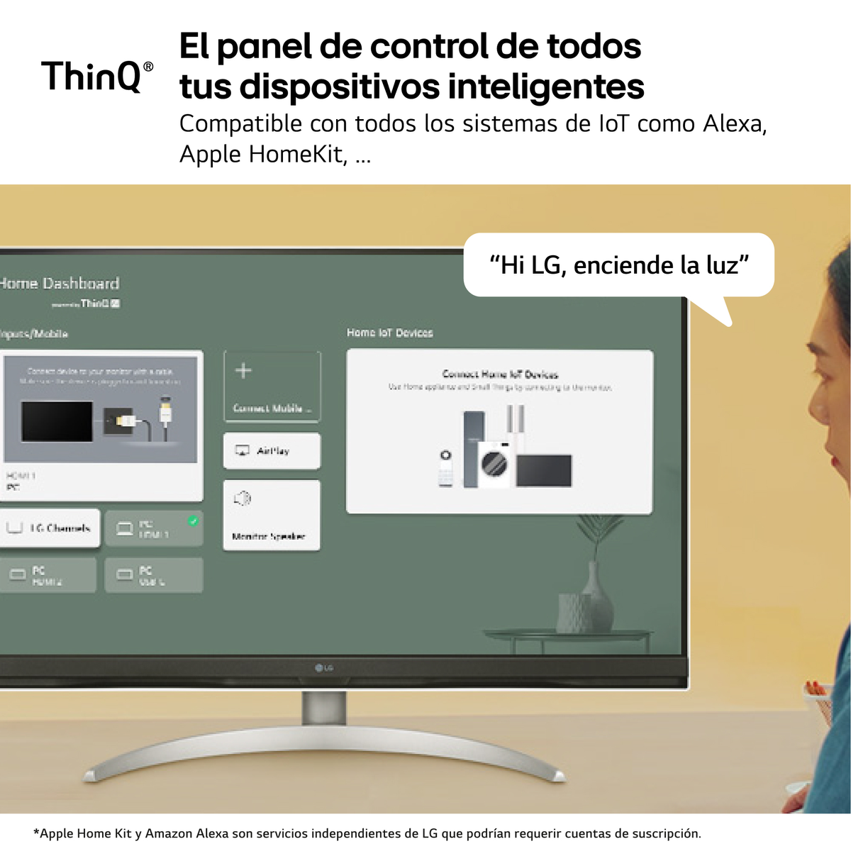 Una donna guarda un monitor che mostra un pannello di controllo della casa intelligente.
