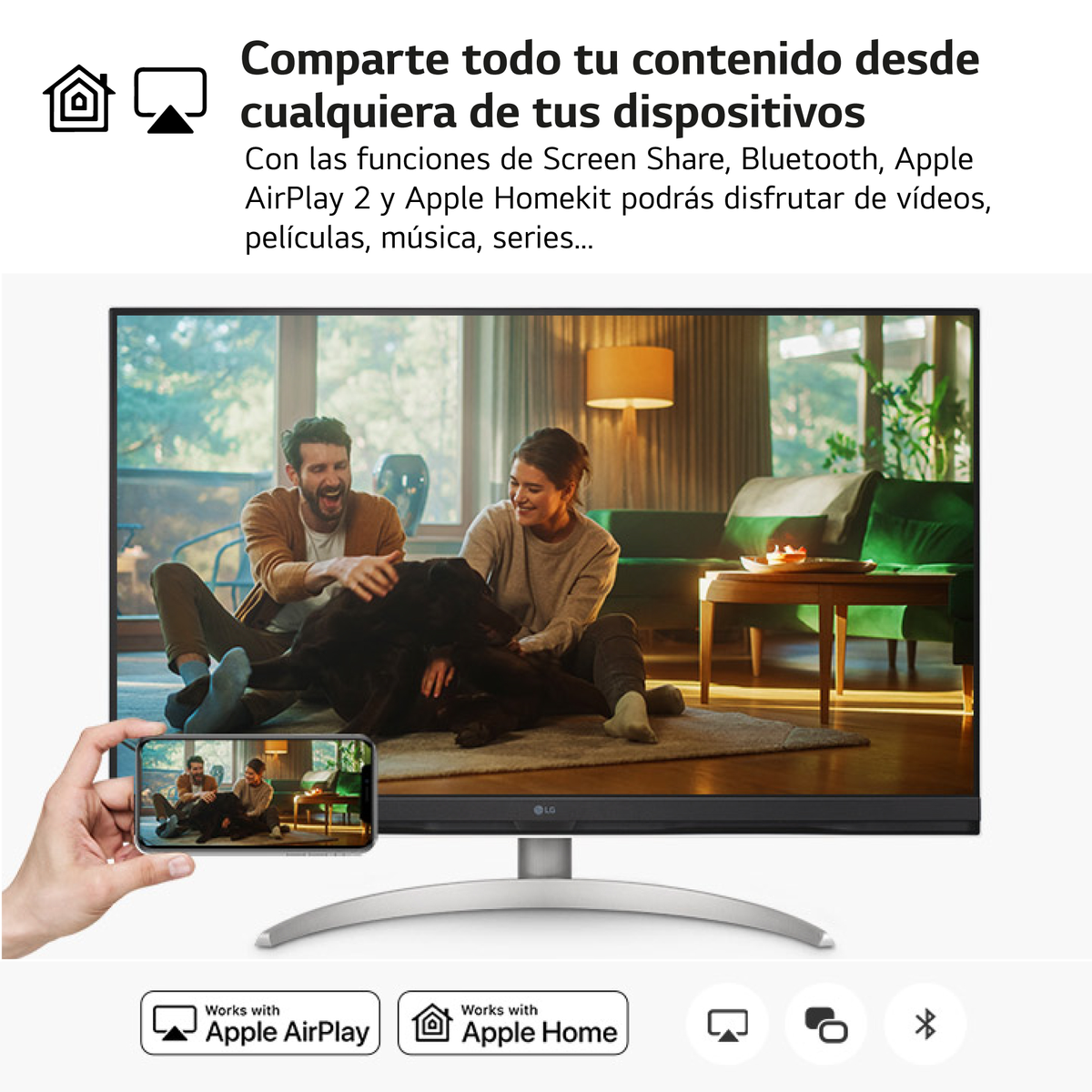 Una pareja y un perro viendo la televisión en una pantalla plana con iconos de Apple AirPlay y Apple Home.