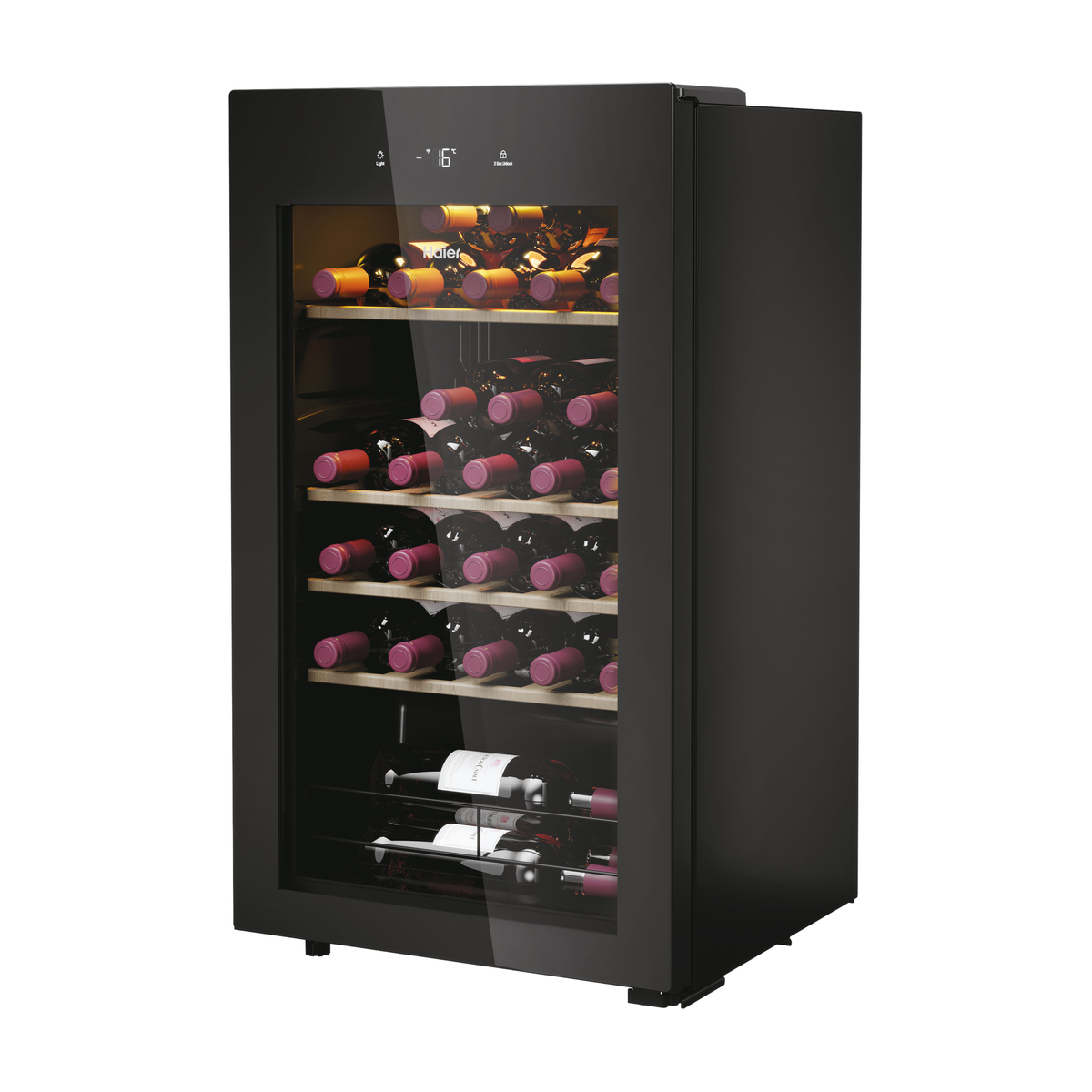 Cave à vin noire avec porte vitrée remplie de bouteilles de vin.