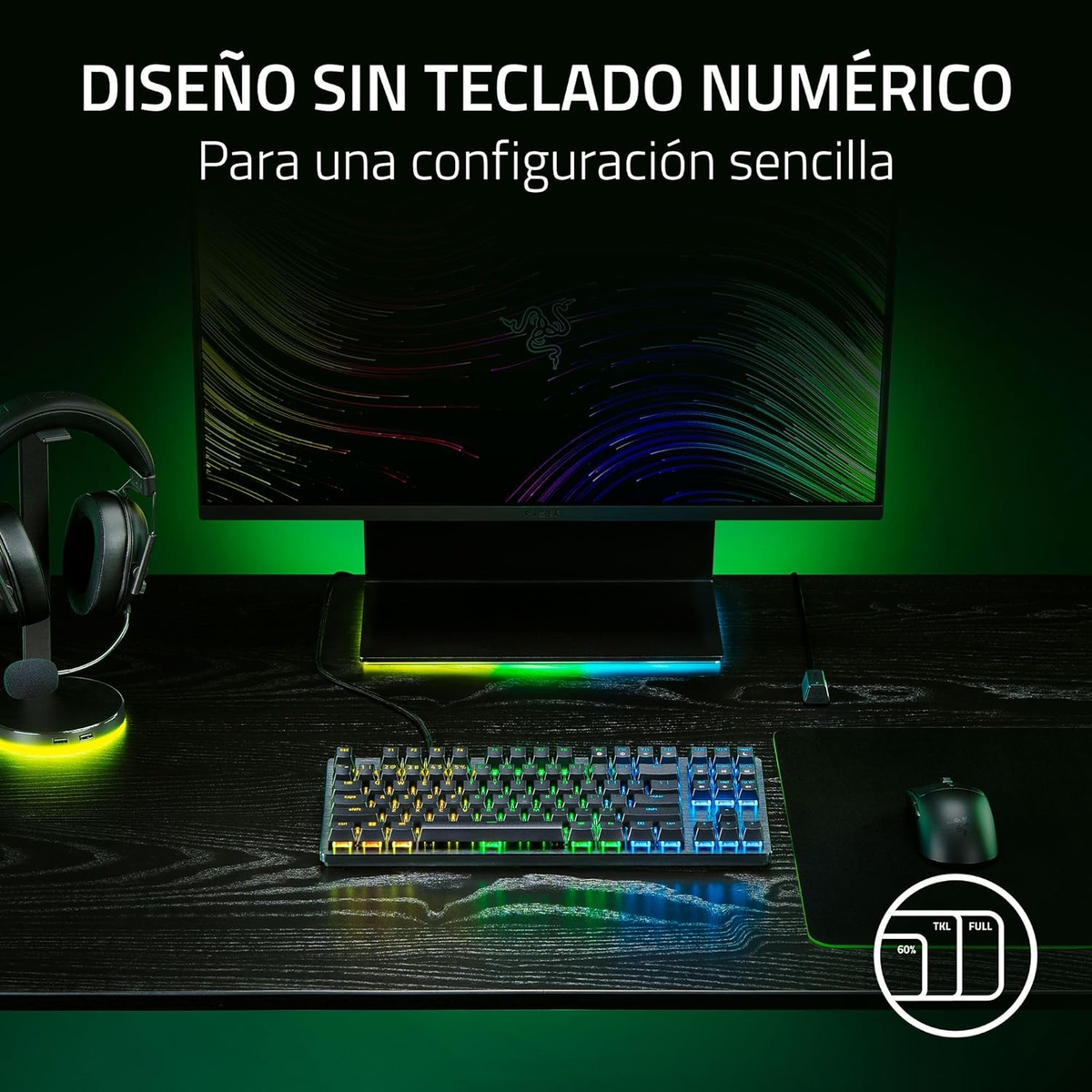 Un'installazione di gioco con tastiera, mouse, cuffie e monitor su una scrivania.