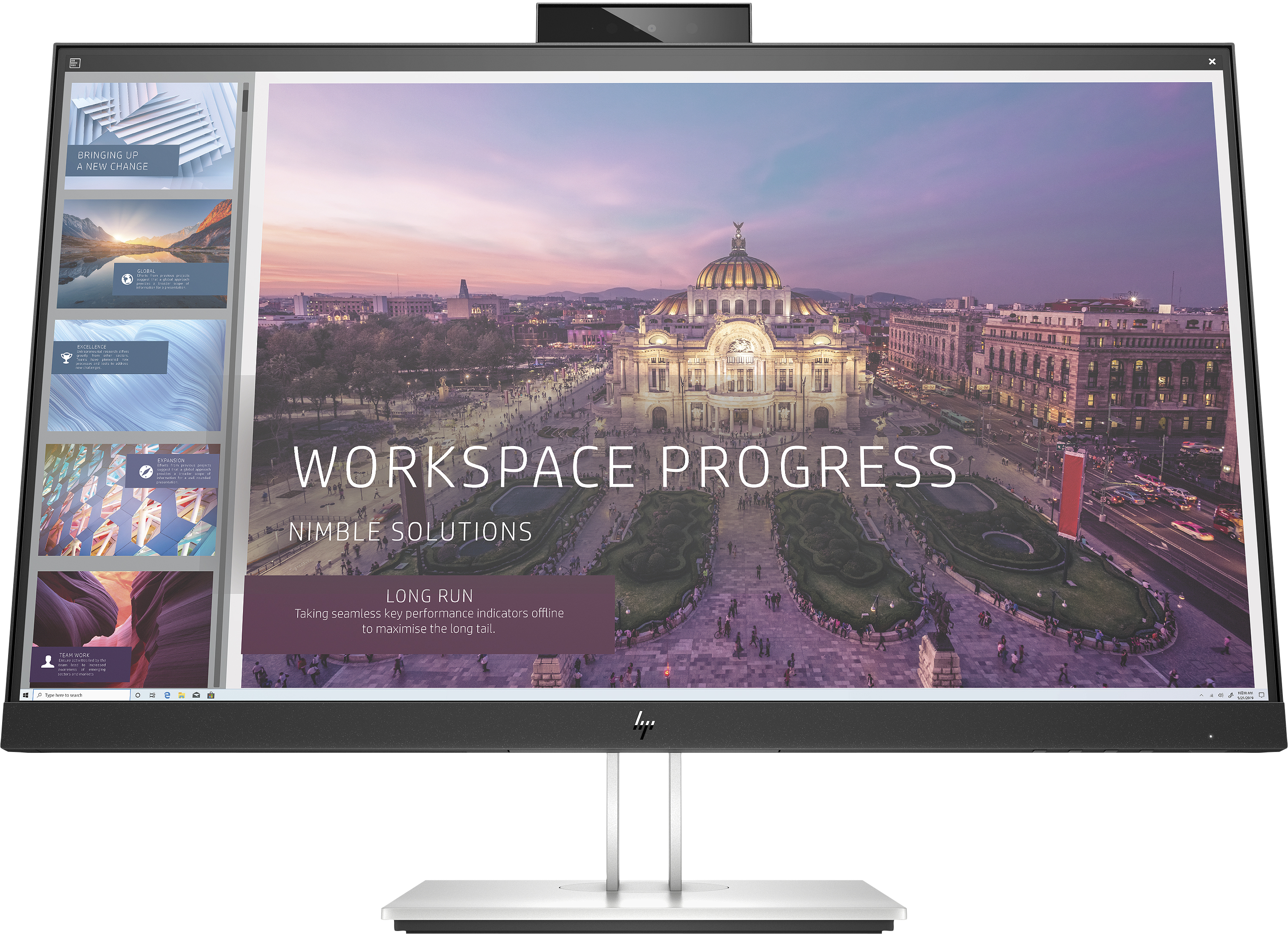 Monitor che mostra una presentazione sul progresso dello spazio di lavoro. Edifici sullo sfondo.
