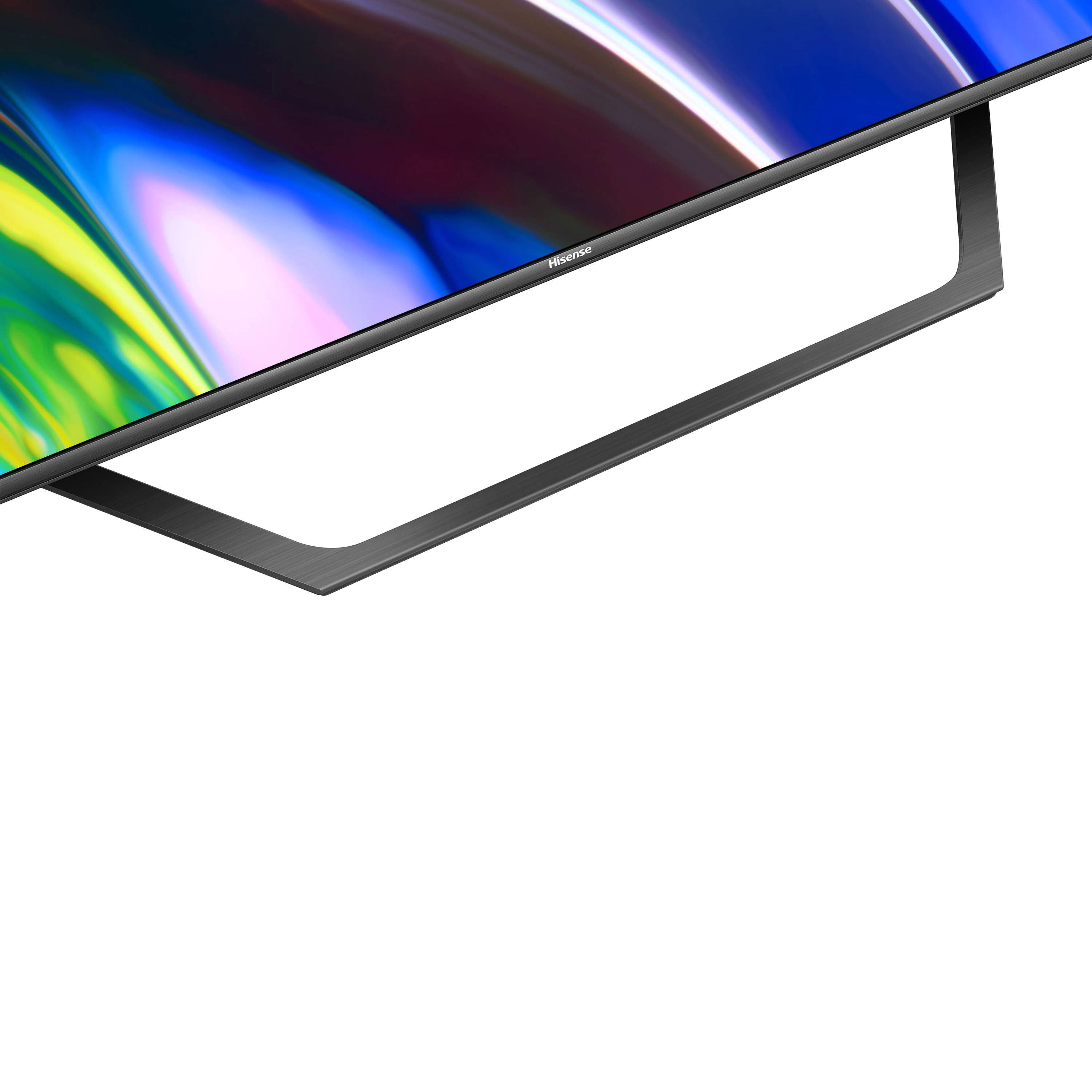 Zbliżenie srebrnej ramy telewizora z kolorowym ekranem, białe tło.