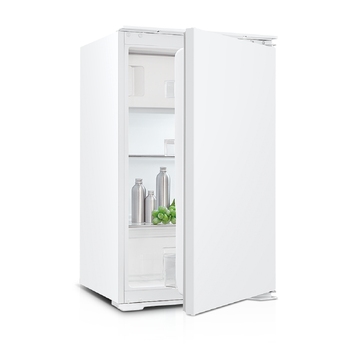 Un réfrigérateur blanc avec sa porte ouverte, révélant des étagères et des articles à l'intérieur.