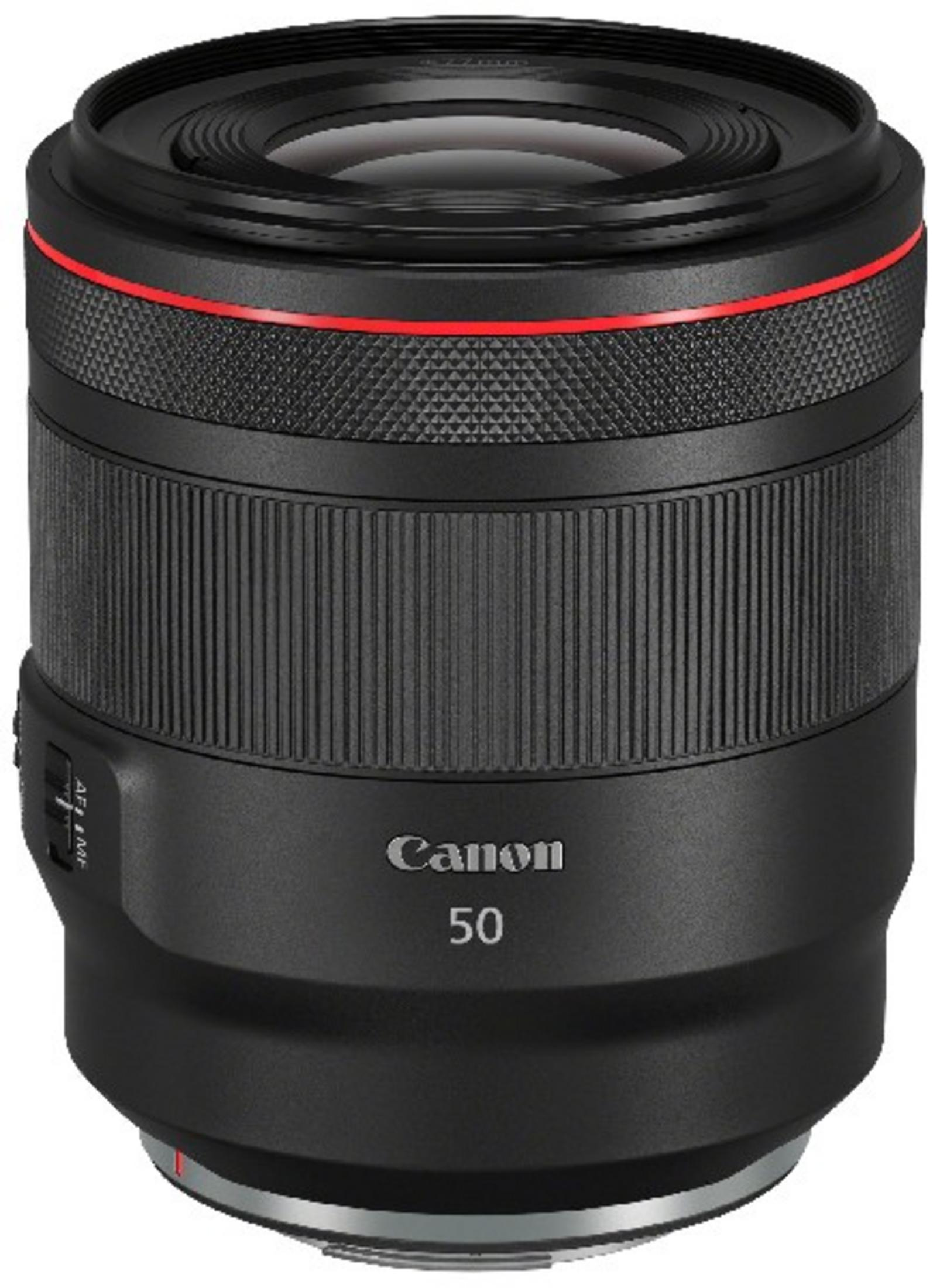 Obiettivo Canon 50mm nero con anello rosso. Ha una sezione di presa scanalata. Sfondo bianco.