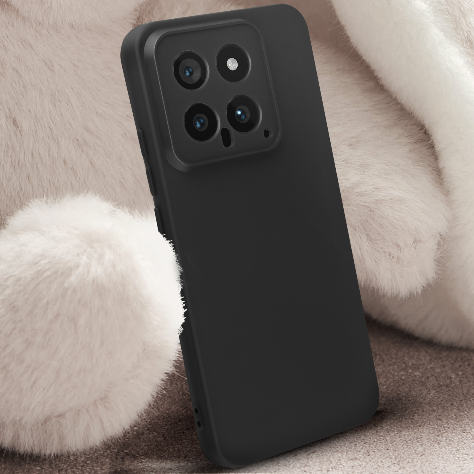 Custodia nera per telefono con ritagli per fotocamera, posizionata su una superficie bianca e soffice.