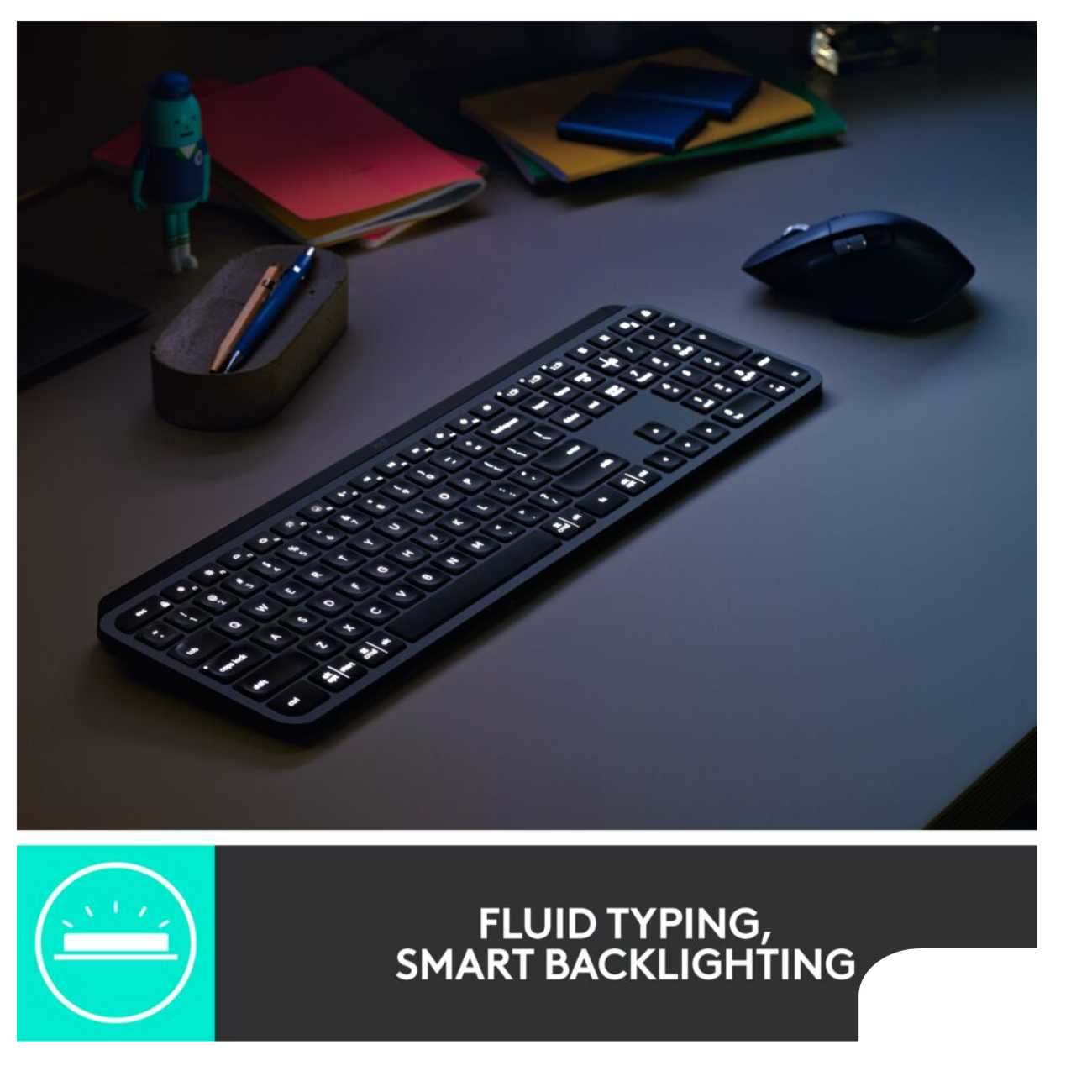Czarna podświetlana klawiatura i mysz na biurku. Tekst: Fluid Typing, Smart Backlighting.