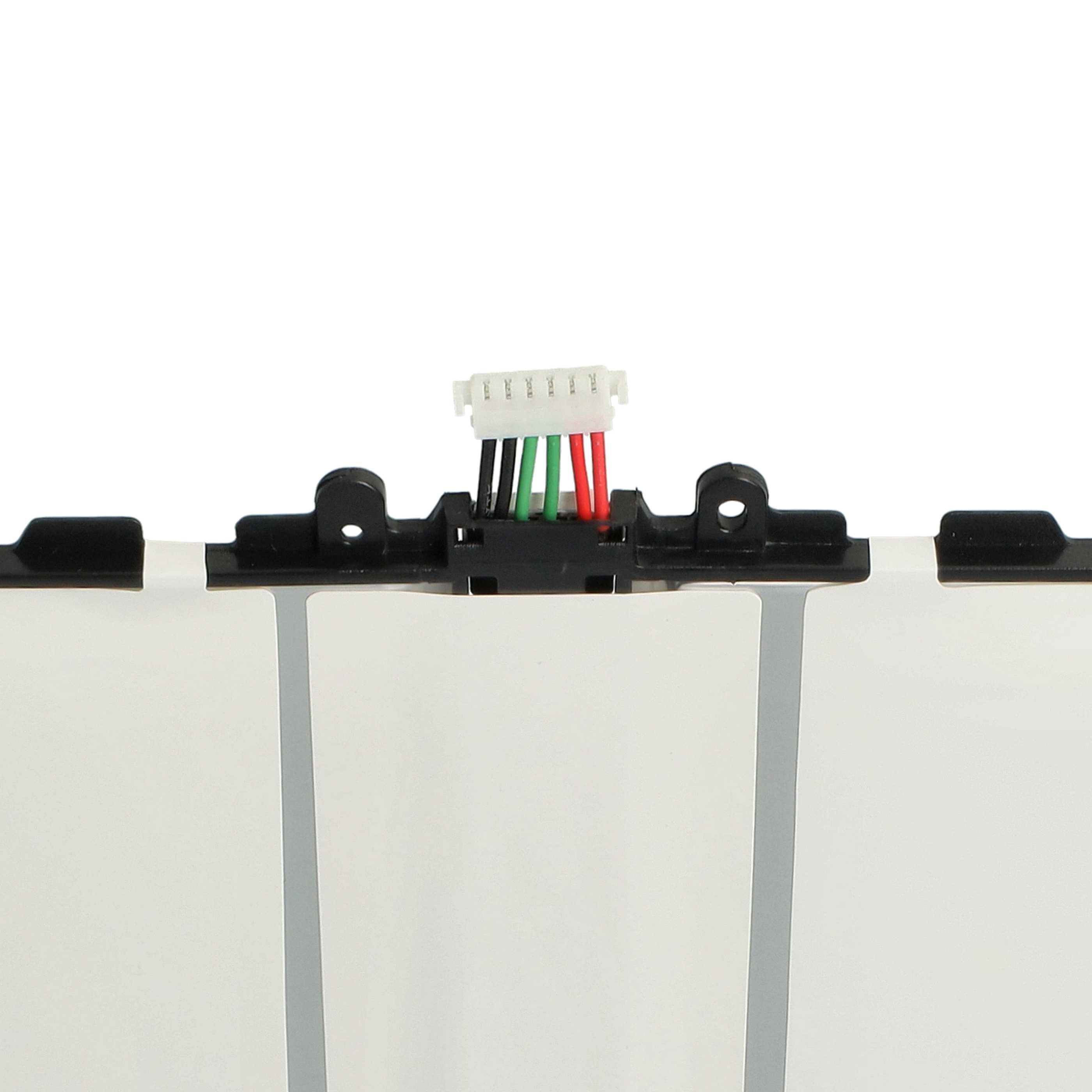 Elektronikkomponenten, die über Drähte verbunden sind, mit weißem Hintergrund.