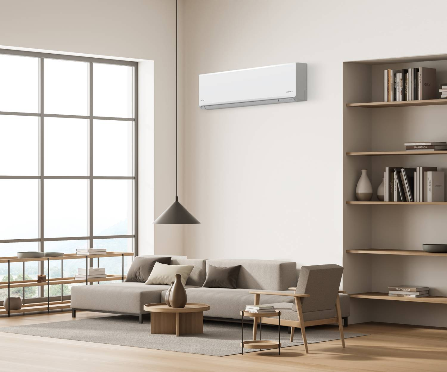 Sala de estar con sofá y ventana. Un acondicionador de aire está montado en la pared. Suelo de madera.