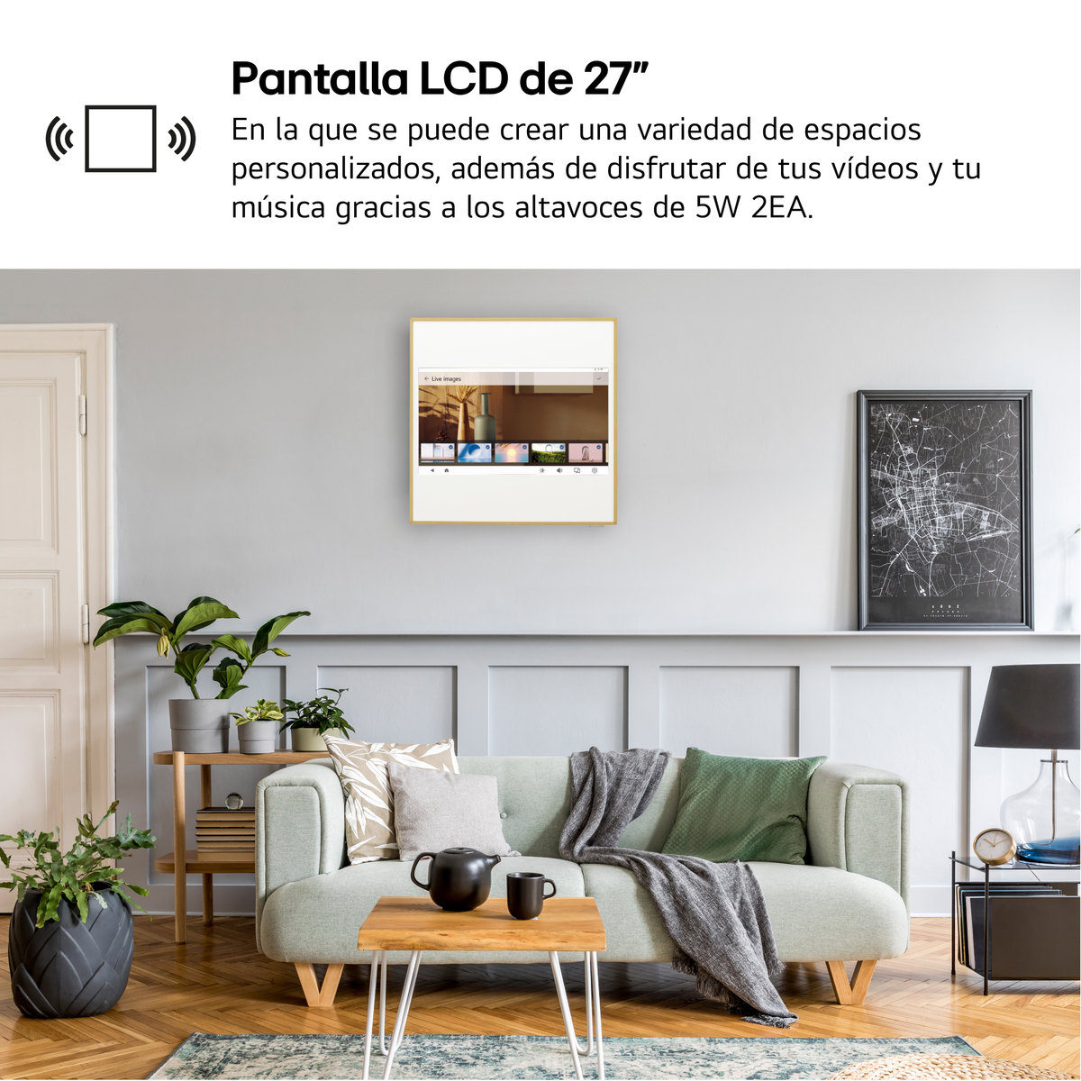 Una sala de estar con una pantalla grande mostrando imágenes, plantas, un sofá y decoración.