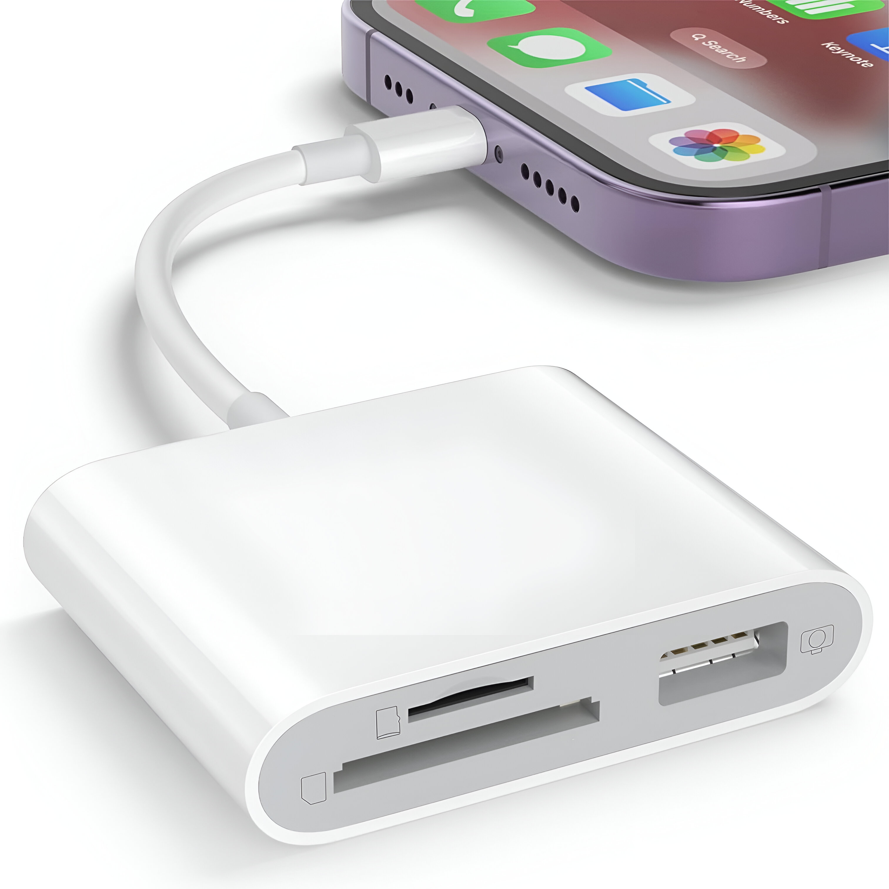 Un adaptador blanco con un conector Lightning enchufado a un teléfono morado.