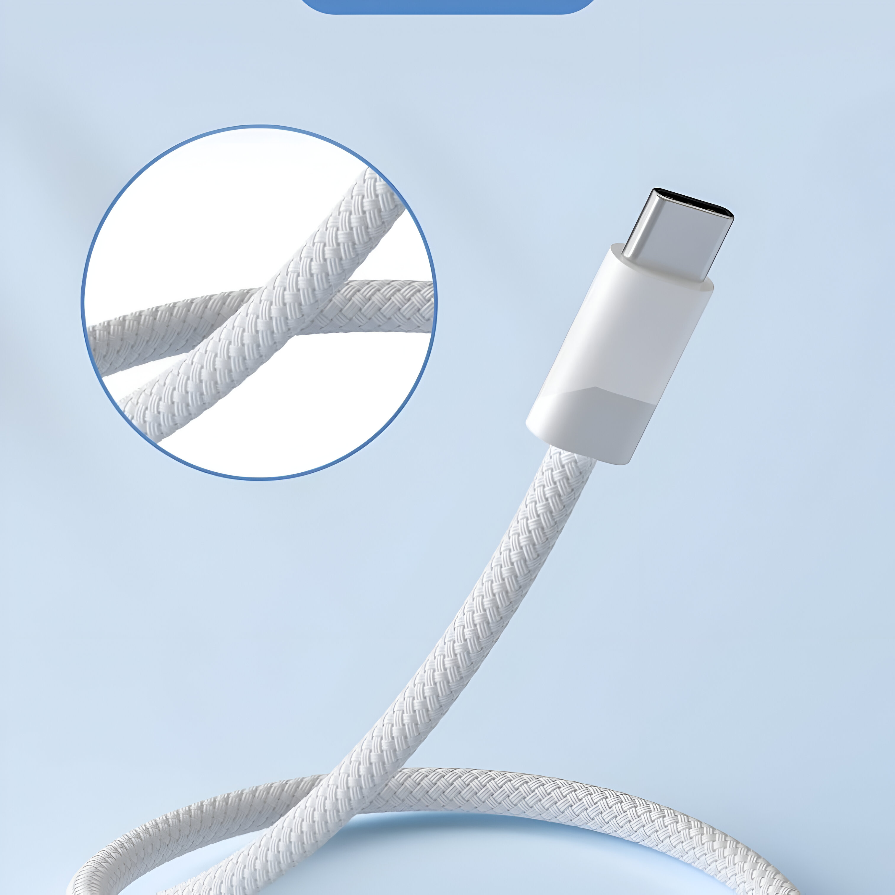 Primer plano de un cable USB-C blanco con un conector blanco sobre un fondo azul claro.