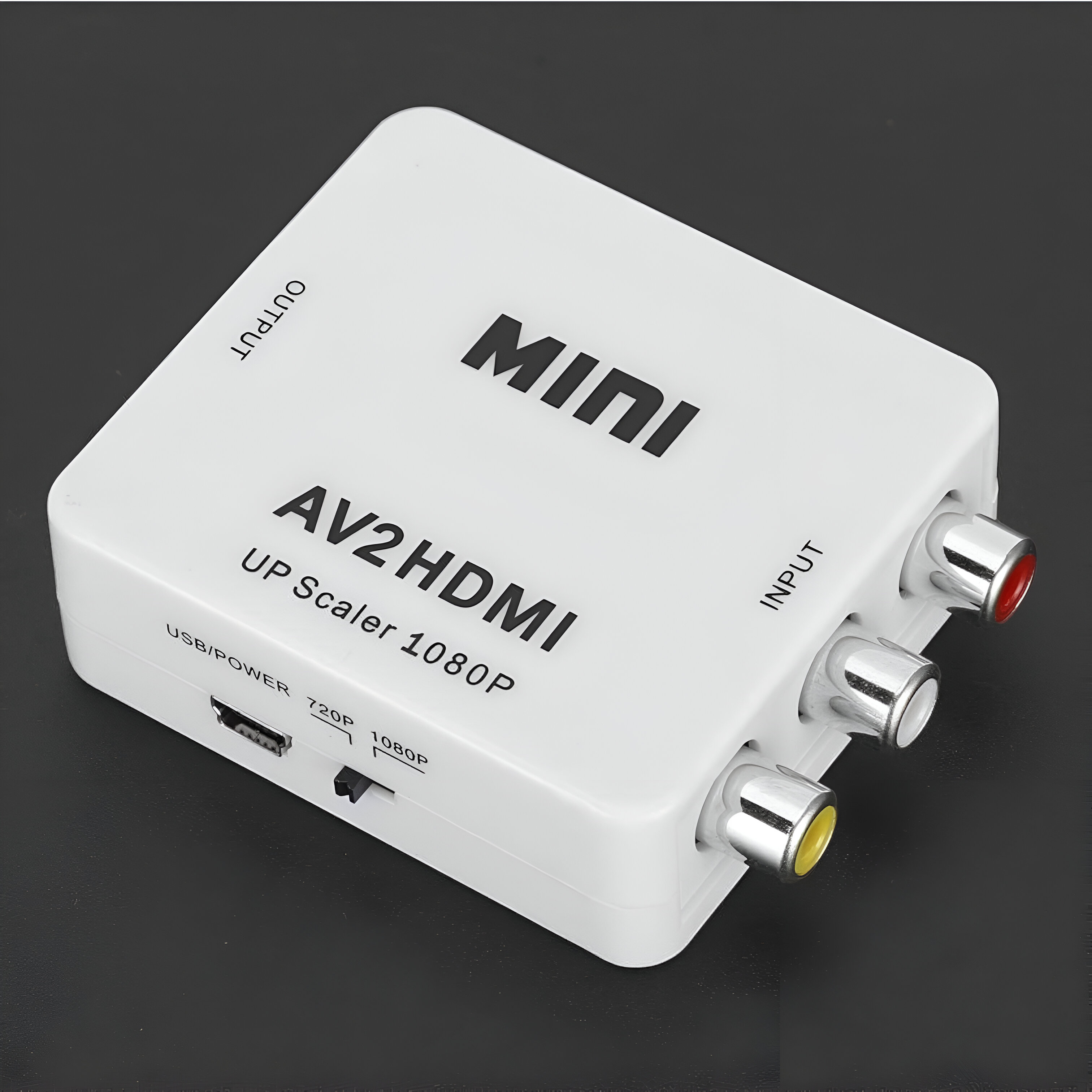 Convertidor AV2HDMI blanco. Tiene puertos de entrada y salida, USB y escalador HDMI. Mini AV2HDMI escrito.