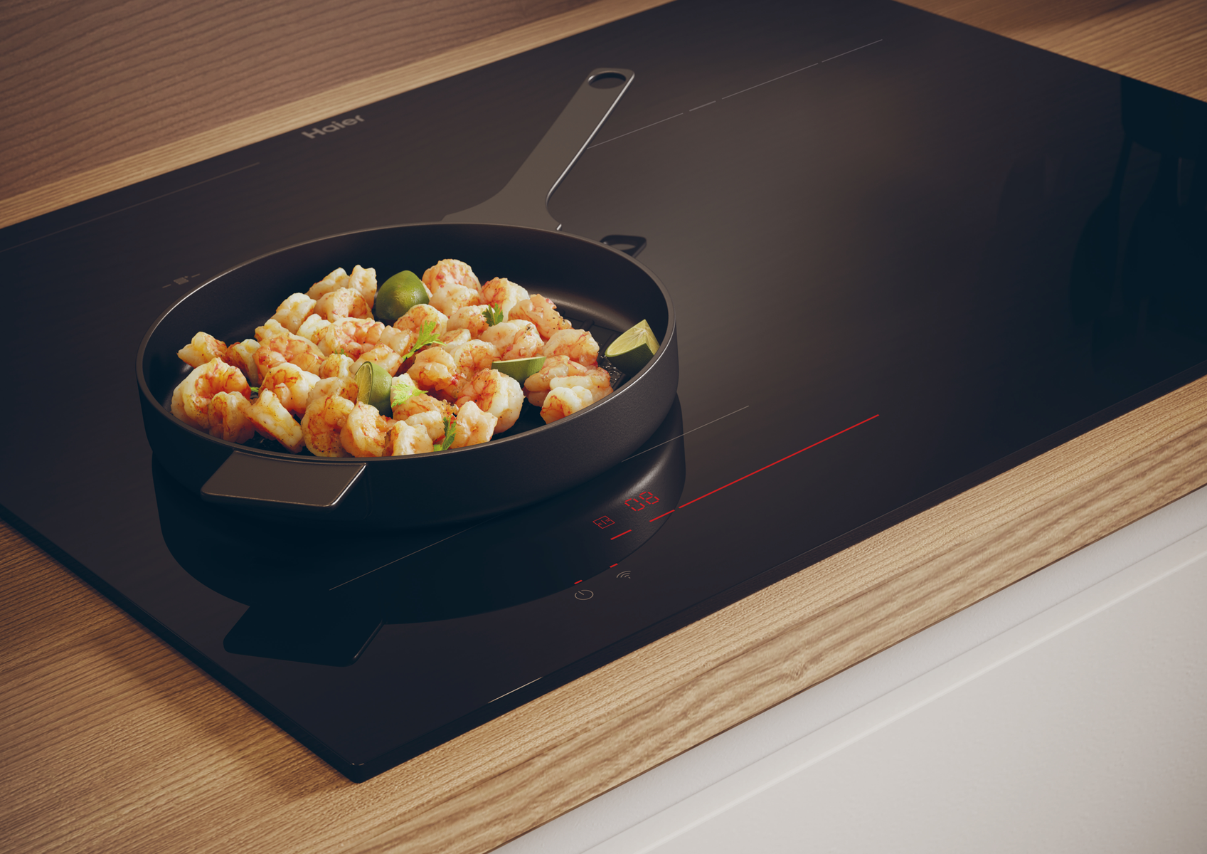 Czarna płyta indukcyjna z krewetkami na patelni, na drewnianej powierzchni.