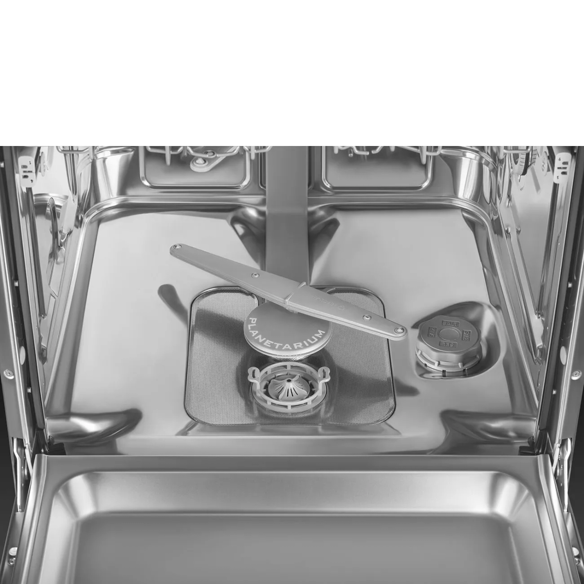 Interno di una lavastoviglie in acciaio inox. Filtro, bracci irroratori e vari componenti sono visibili.