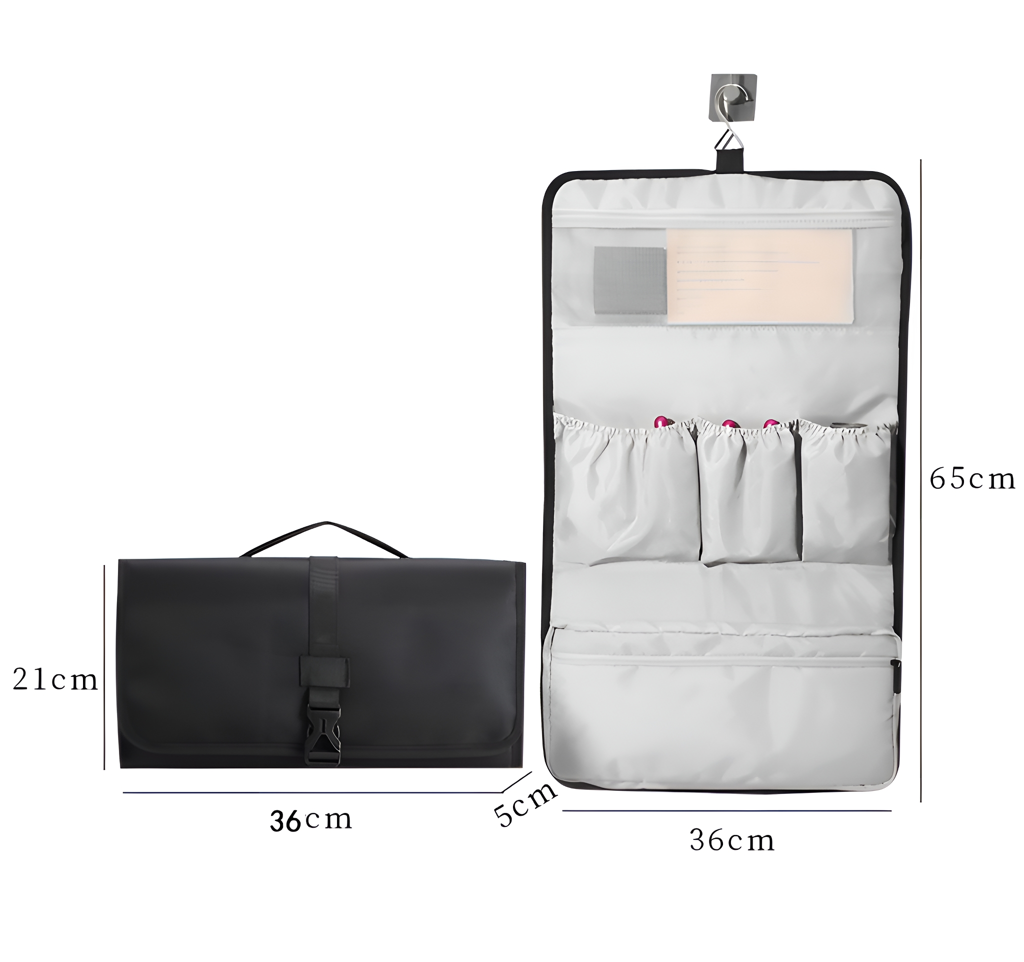 Eine schwarze, faltbare Reisetasche befindet sich neben der offenen, hängenden Reisetasche. Sie hat mehrere Taschen und Abmessungen.