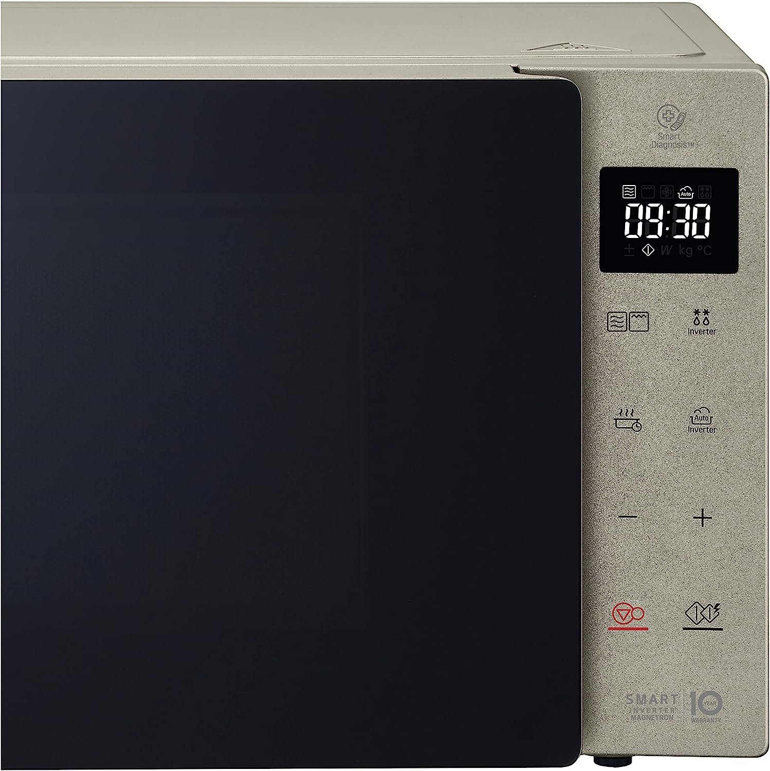 Un horno microondas beige con puerta negra y panel de control. La pantalla muestra la hora.