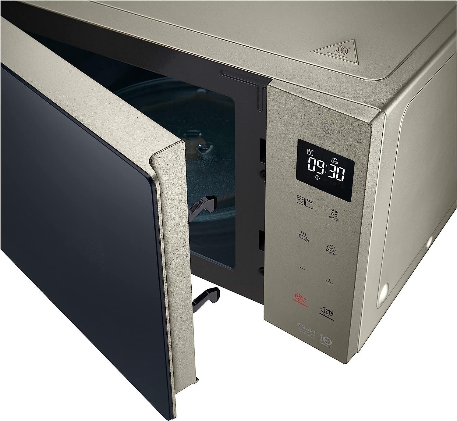 Microondas beige con puerta abierta, mostrando el interior y una pantalla digital.