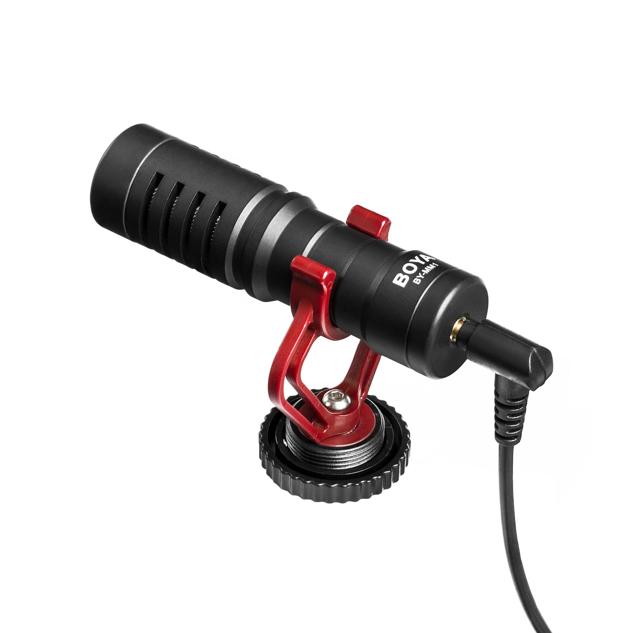 Micrófono Boya negro sujeto a un soporte rojo con cable y conector.