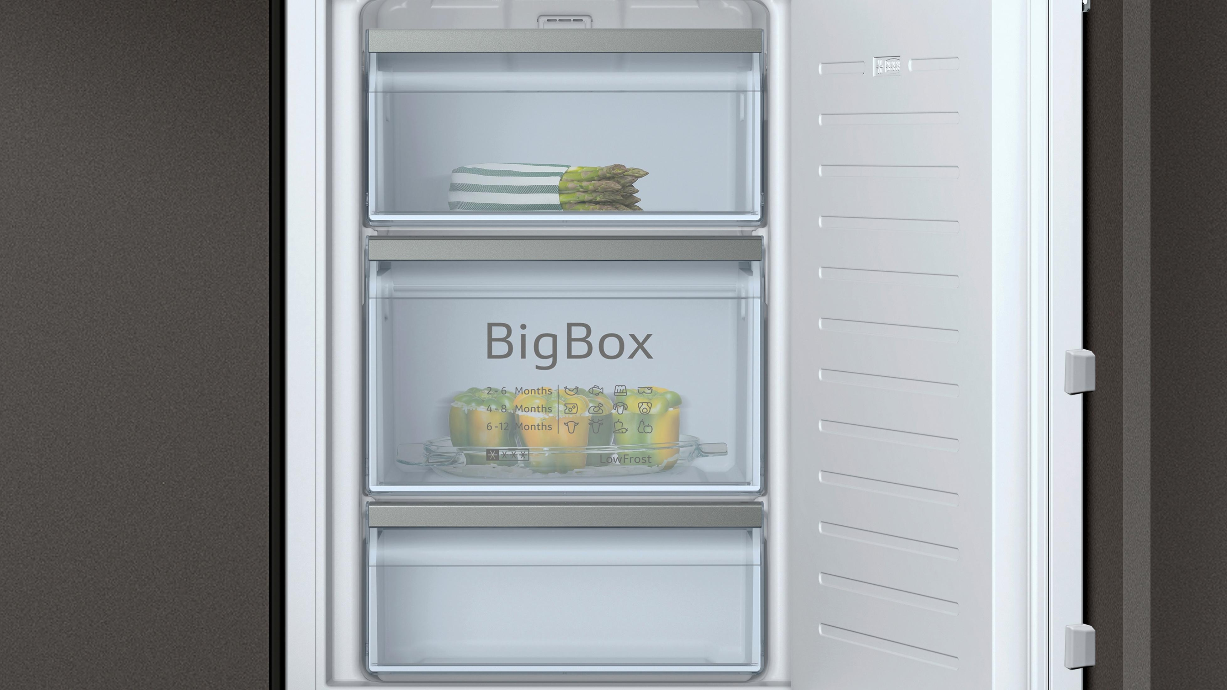 Kühlschrankinnenraum mit drei Schubladen: Spargel, BigBox mit Essen und untere Schublade.