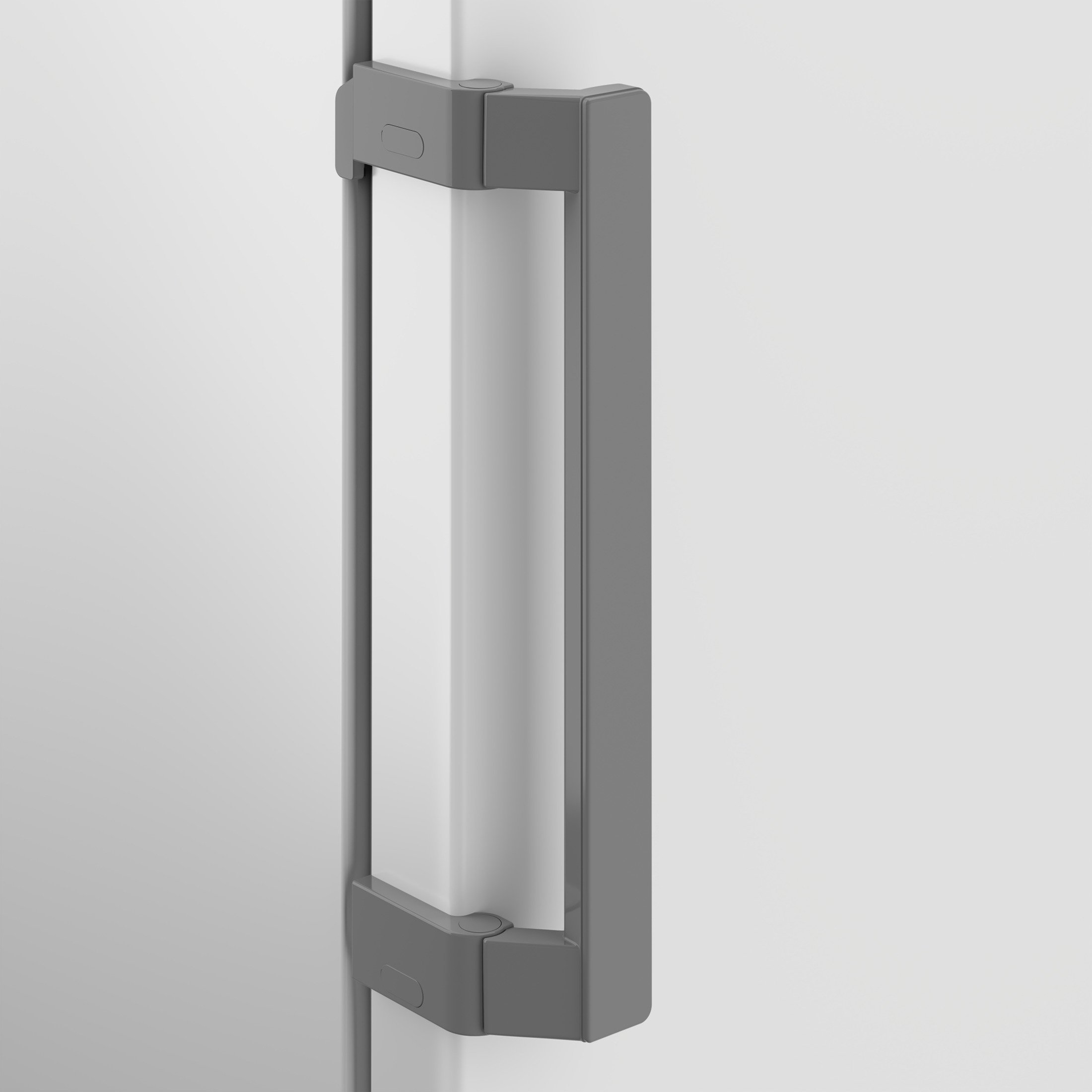 Zbliżenie białych drzwi lodówki z szarym uchwytem. Uchwyt jest prostokątny.