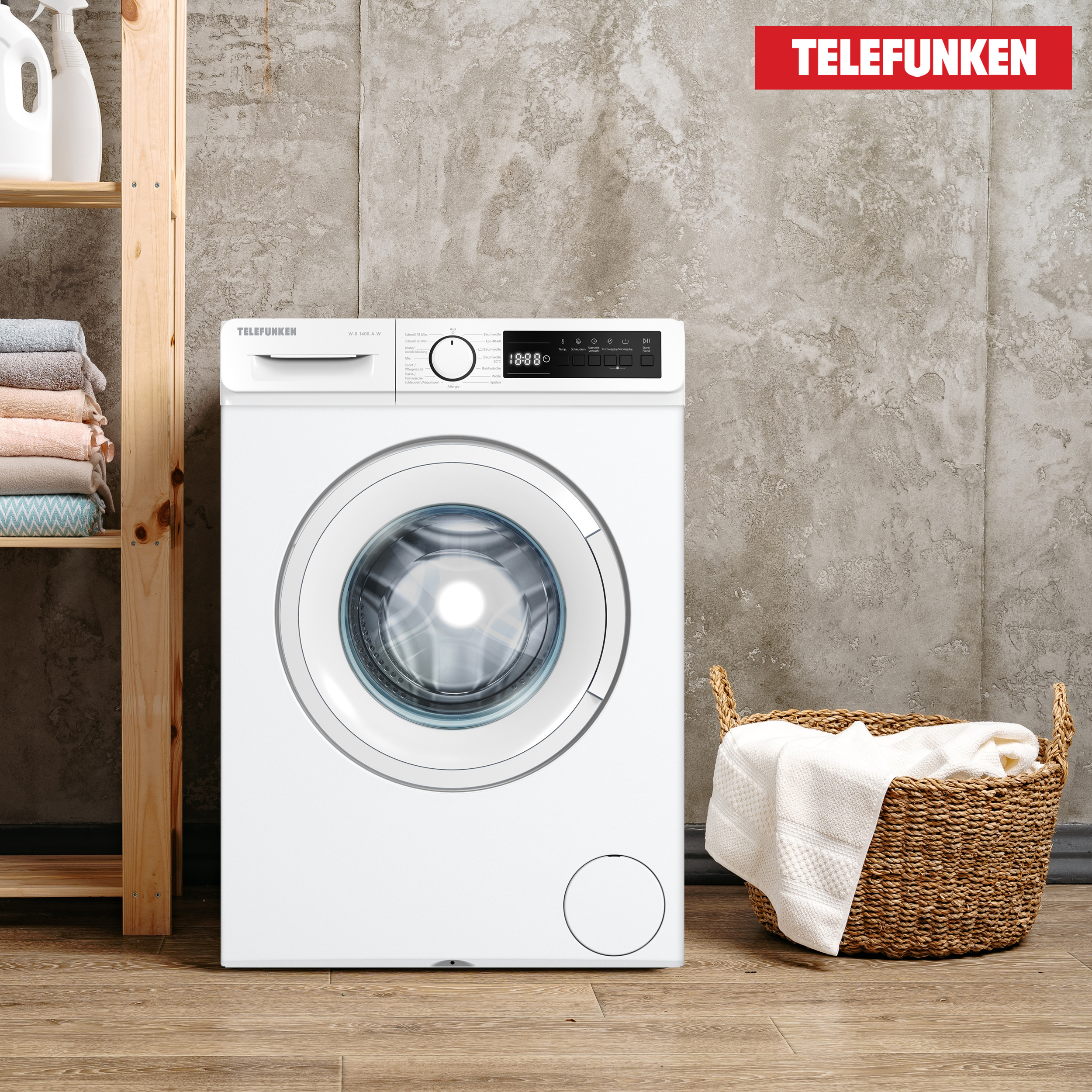 Weiße Waschmaschine mit TELEFUNKEN-Logo, neben Holzregal und Korb mit Handtüchern.