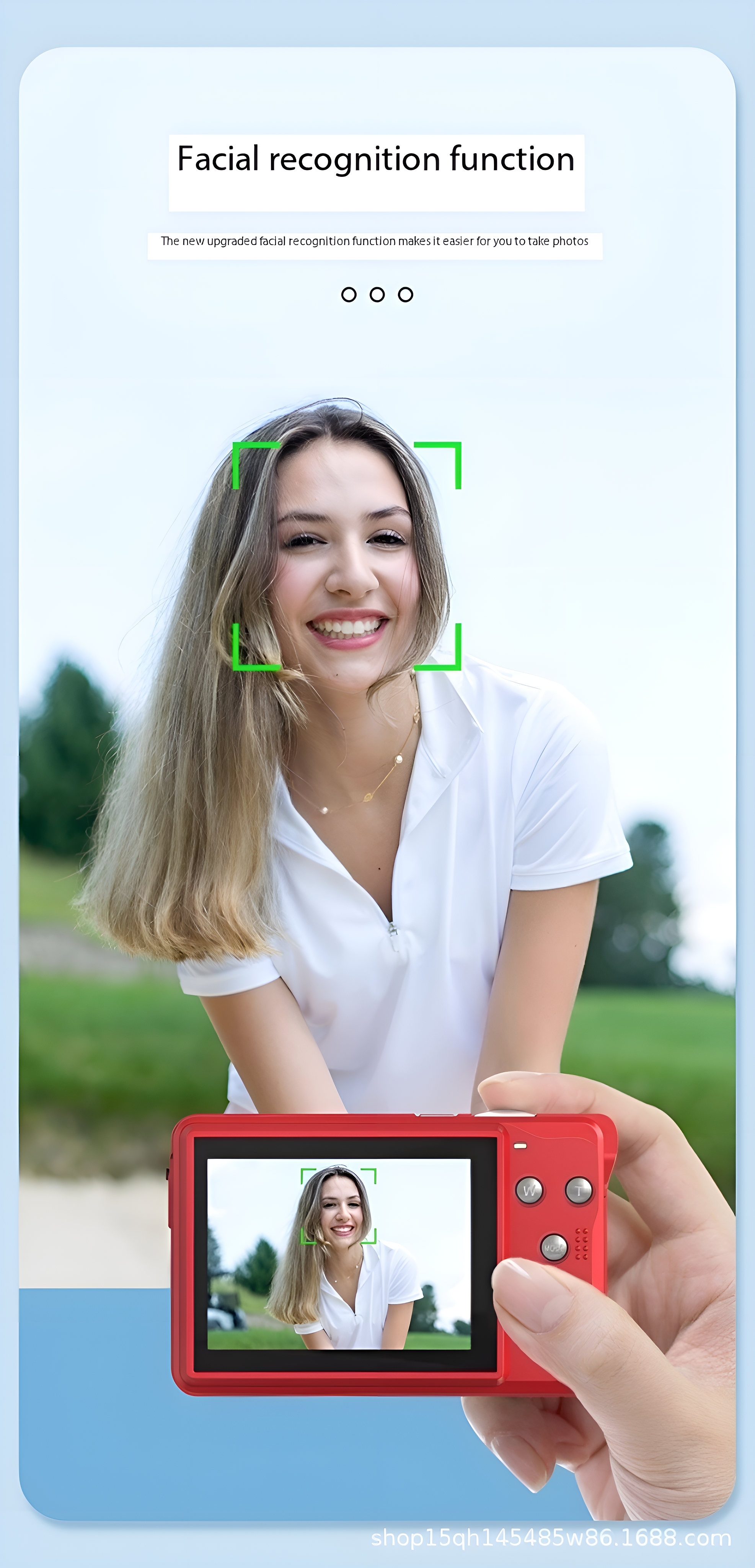 Lächelnde Frau, die mit einer roten Digitalkamera fotografiert wird, mit Gesichtserkennung.