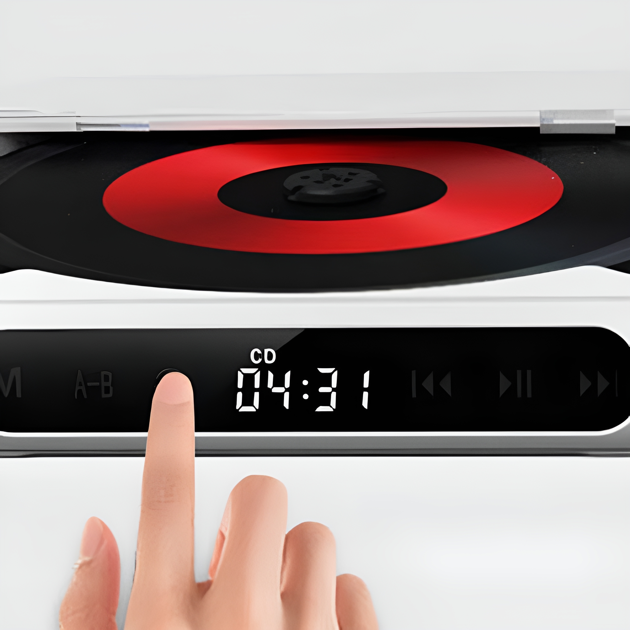 Eine Hand drückt eine Taste an einem CD-Player mit roter CD. Die Anzeige zeigt die Zeit.