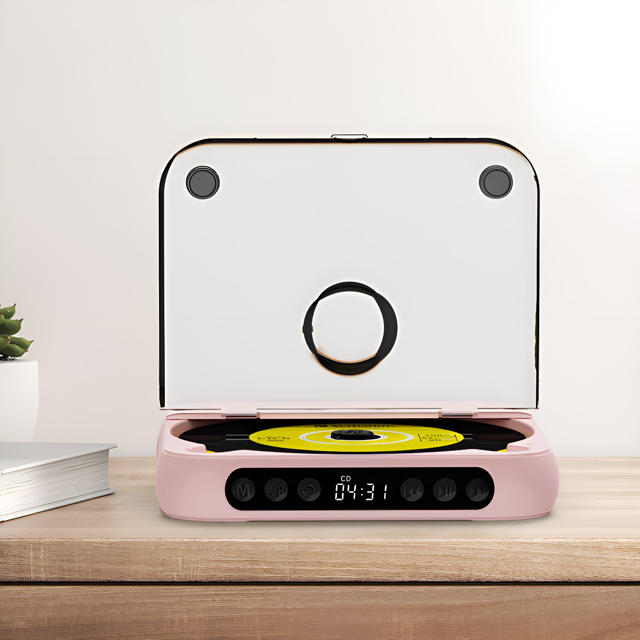 Ein pinkfarbener tragbarer CD-Player mit eingelegter CD, auf einer Holzoberfläche stehend.