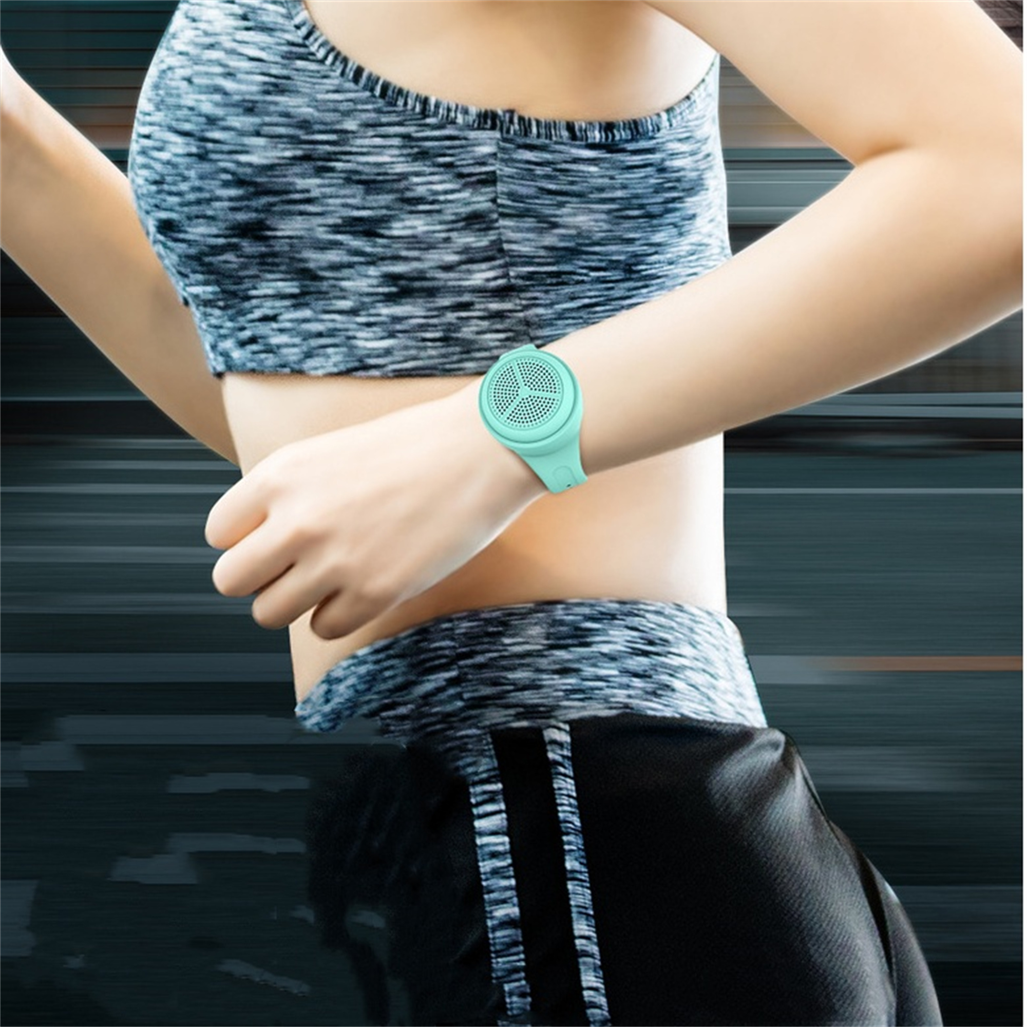 Eine Frau, die beim Training eine türkisfarbene Smartwatch am Handgelenk trägt, mit sportlichem Outfit.