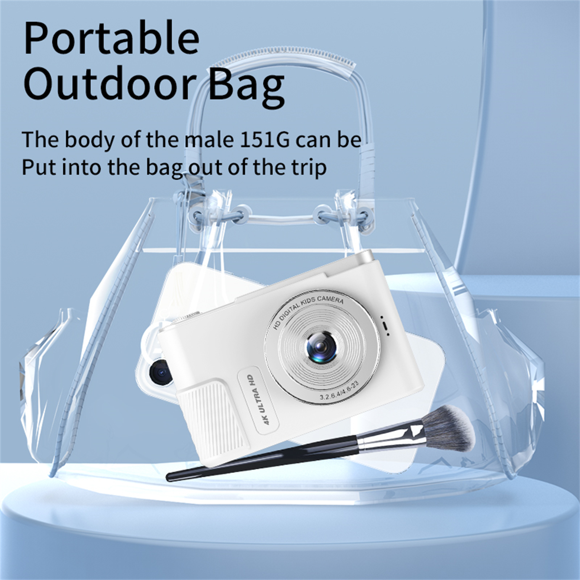Eine weiße Kamera, ein Make-up-Pinsel in einer transparenten Plastiktüte. Text sagt, es ist eine tragbare Outdoor-Tasche.