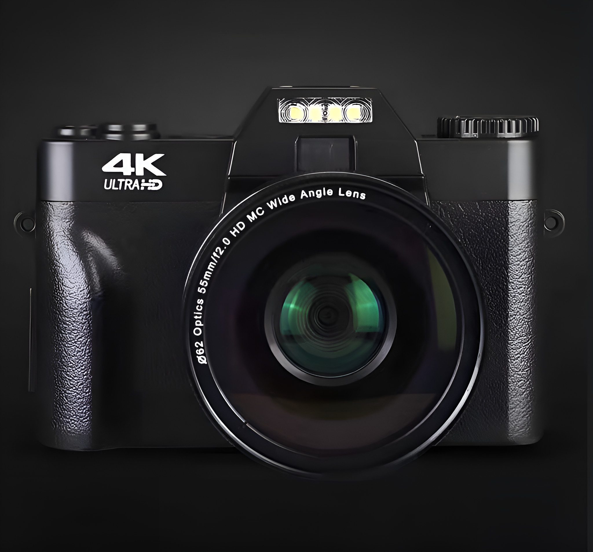 Schwarze Kamera mit großem Objektiv. 4K Ultra HD steht darauf. Blitz oben. Schwarzer Hintergrund.