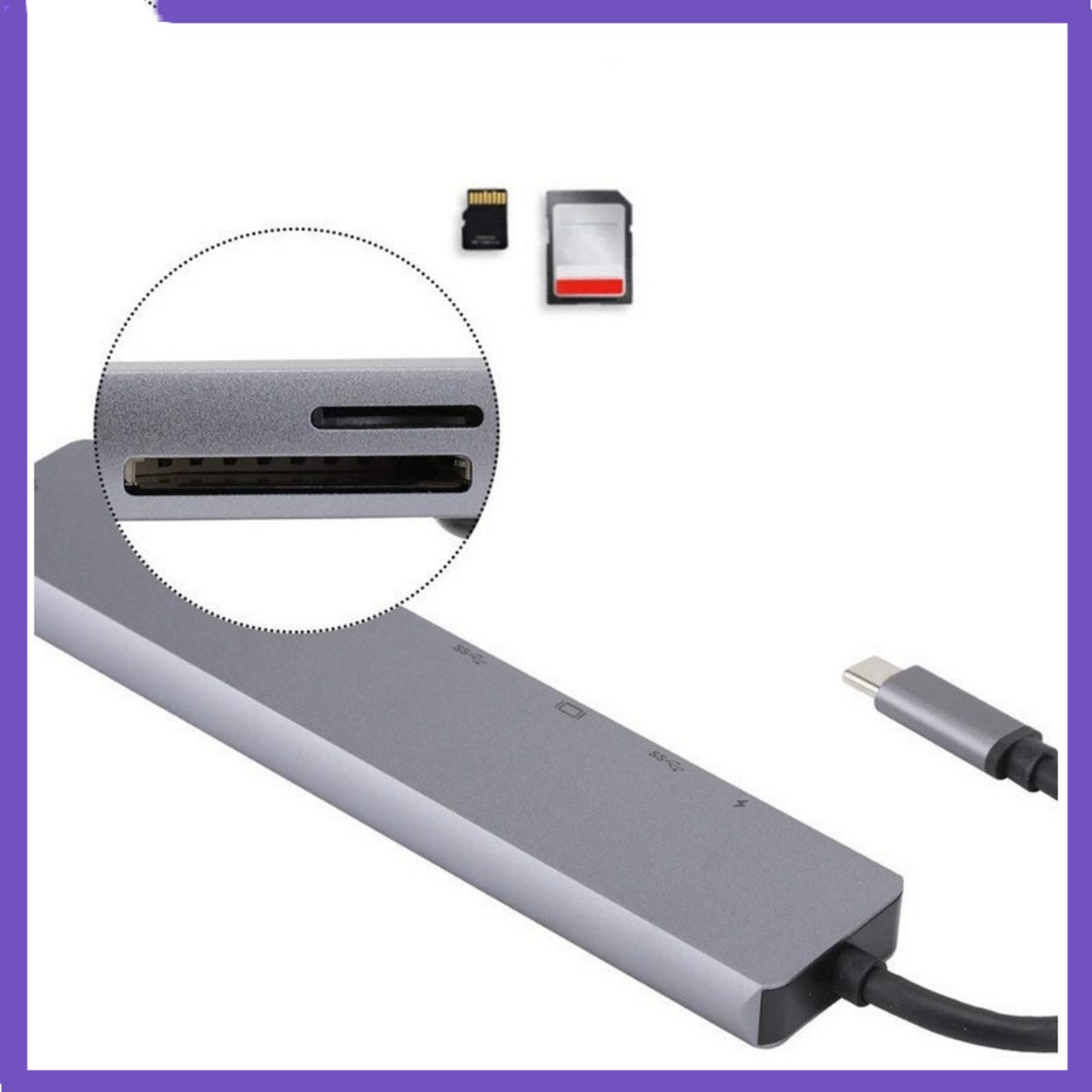 Ein silberner USB-Hub mit Kartenleser-Steckplätzen. Der Hintergrund ist weiß.