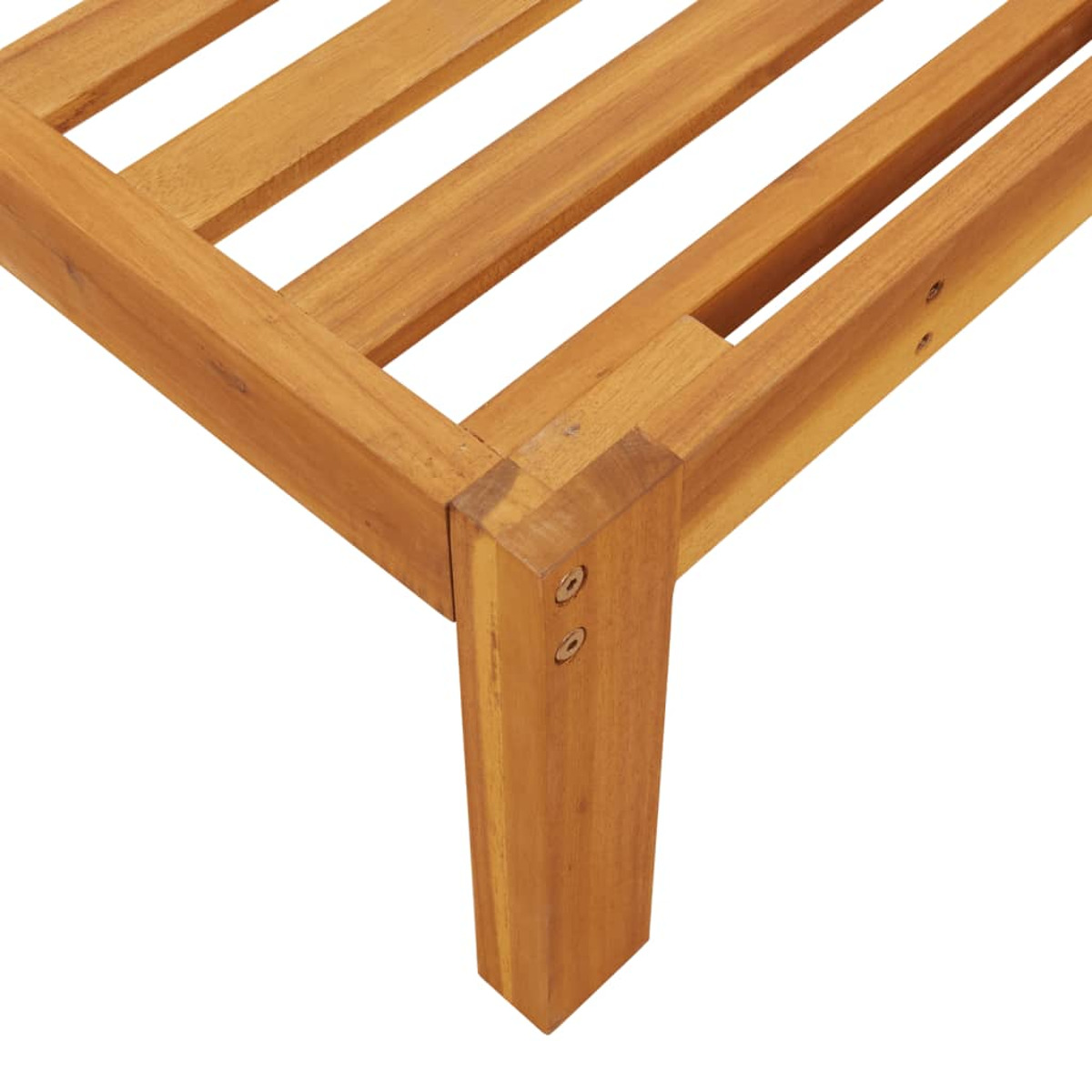 Primo piano di un angolo del telaio del letto in legno con giunti e viti visibili. Colore legno naturale.