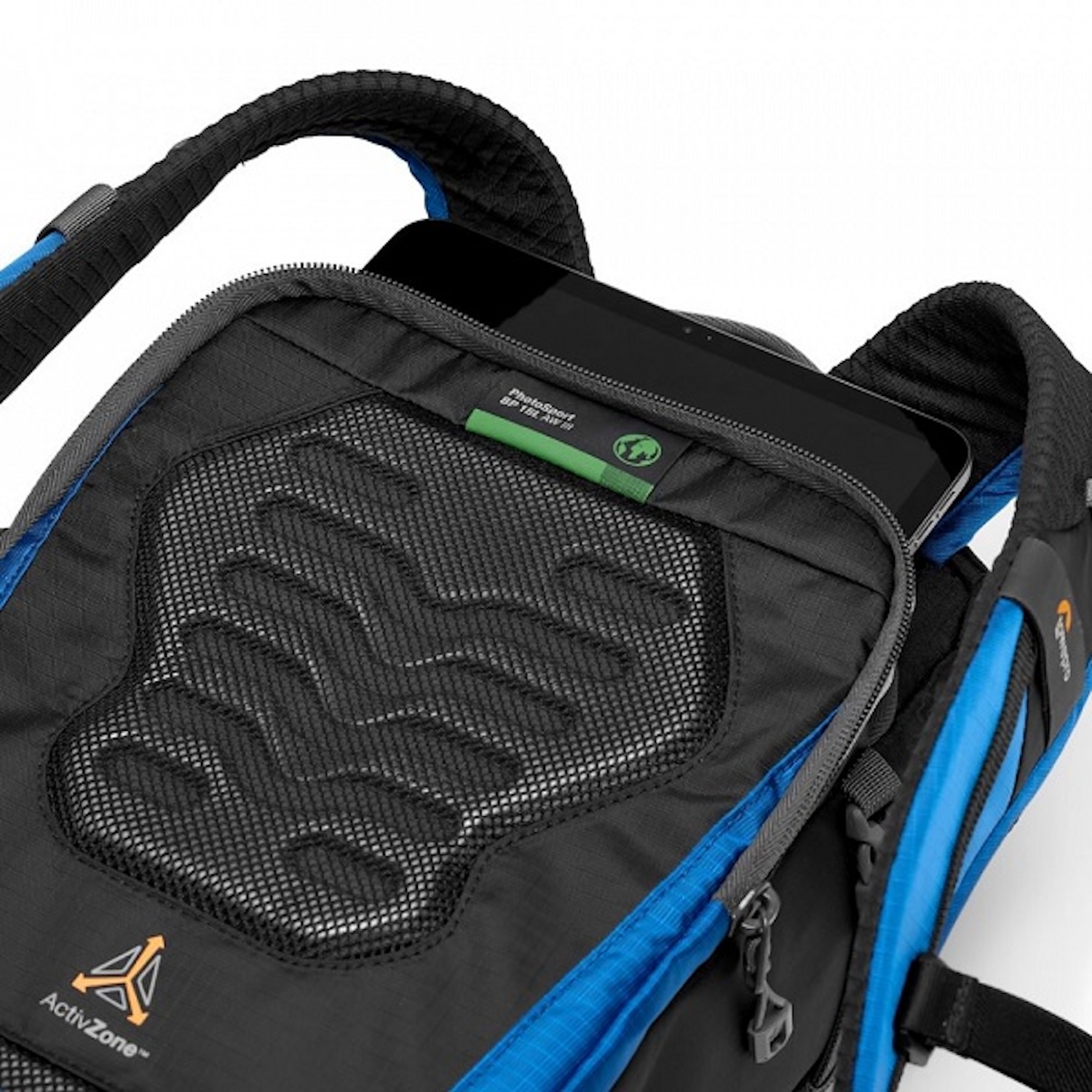 Détail du sac à dos : mesh noir sur tissu bleu, avec une tablette. Logo ActivZone visible.