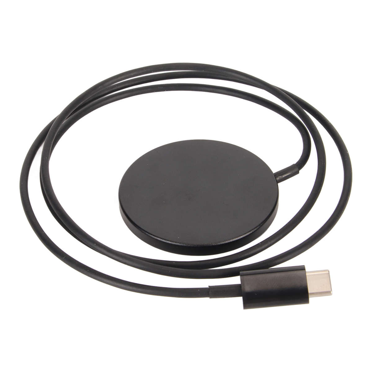 Ein schwarzes kabelloses Ladegerät mit schwarzem Kabel und USB-C-Anschluss auf weißem Grund.