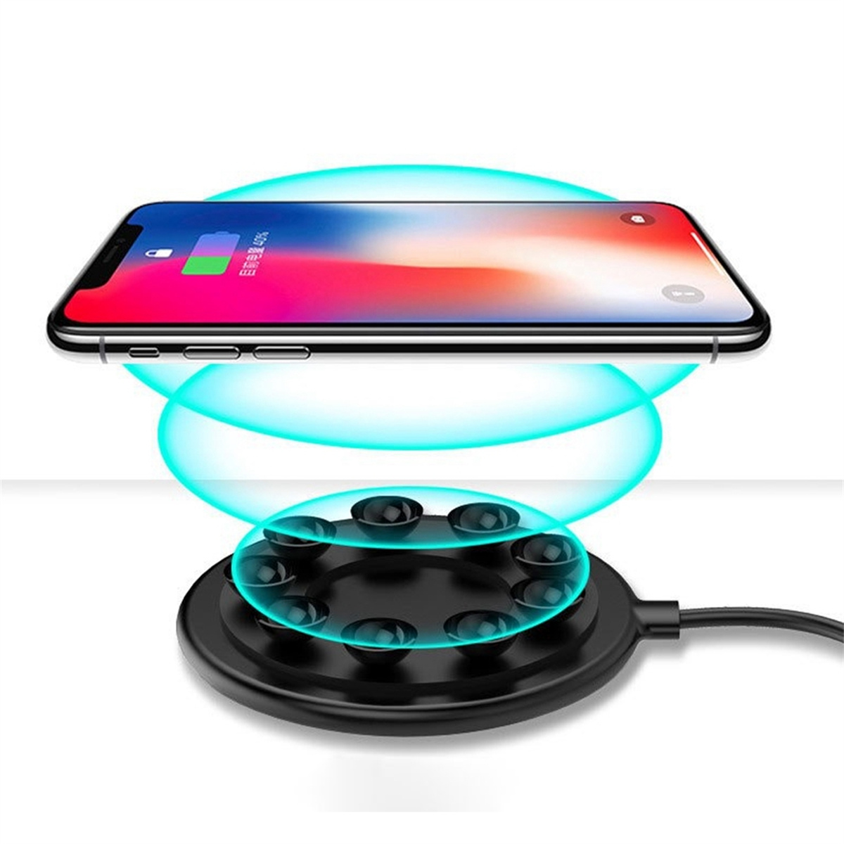 Telefon, das drahtlos auf einem schwarzen Pad mit Saugnäpfen geladen wird, umgeben von blauem Schein.