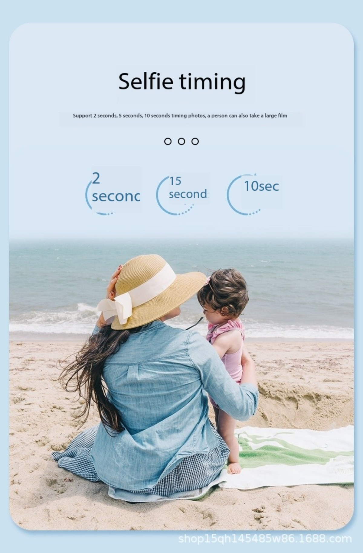 Eine Frau und ein Kind am Strand. Ein Hut und das Meer sind sichtbar.